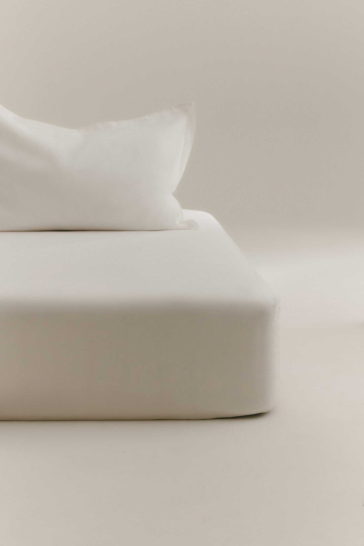 Linen Fitted Sheet and Pillow Set in White