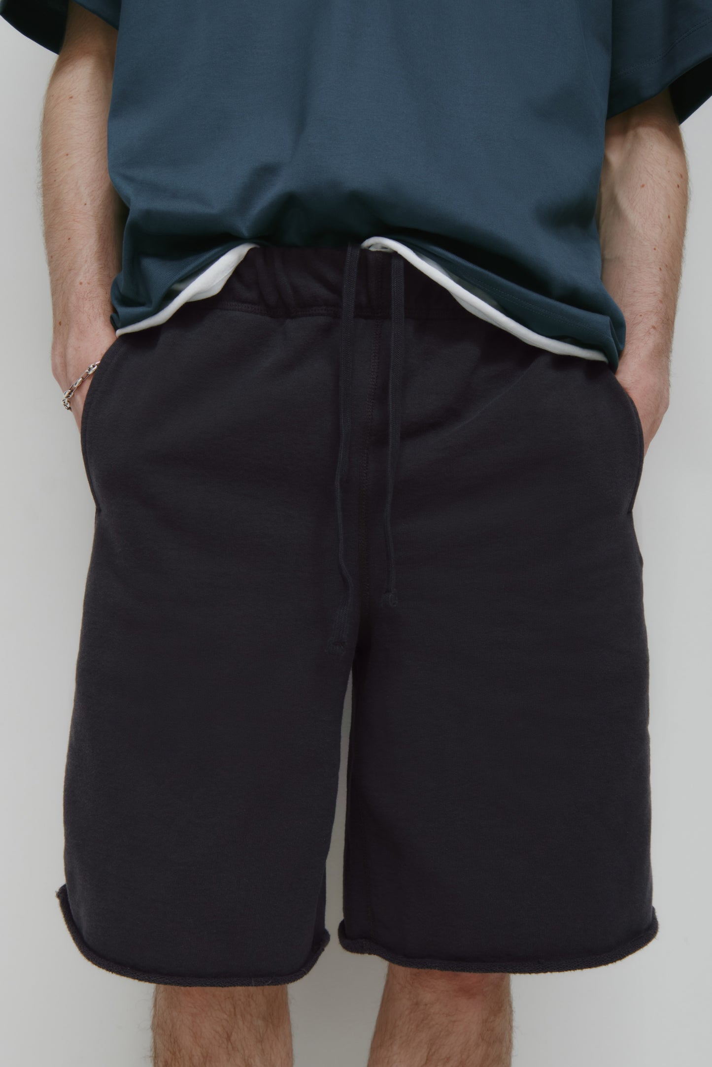 Men's Asr Cut-off Short in Almost Black