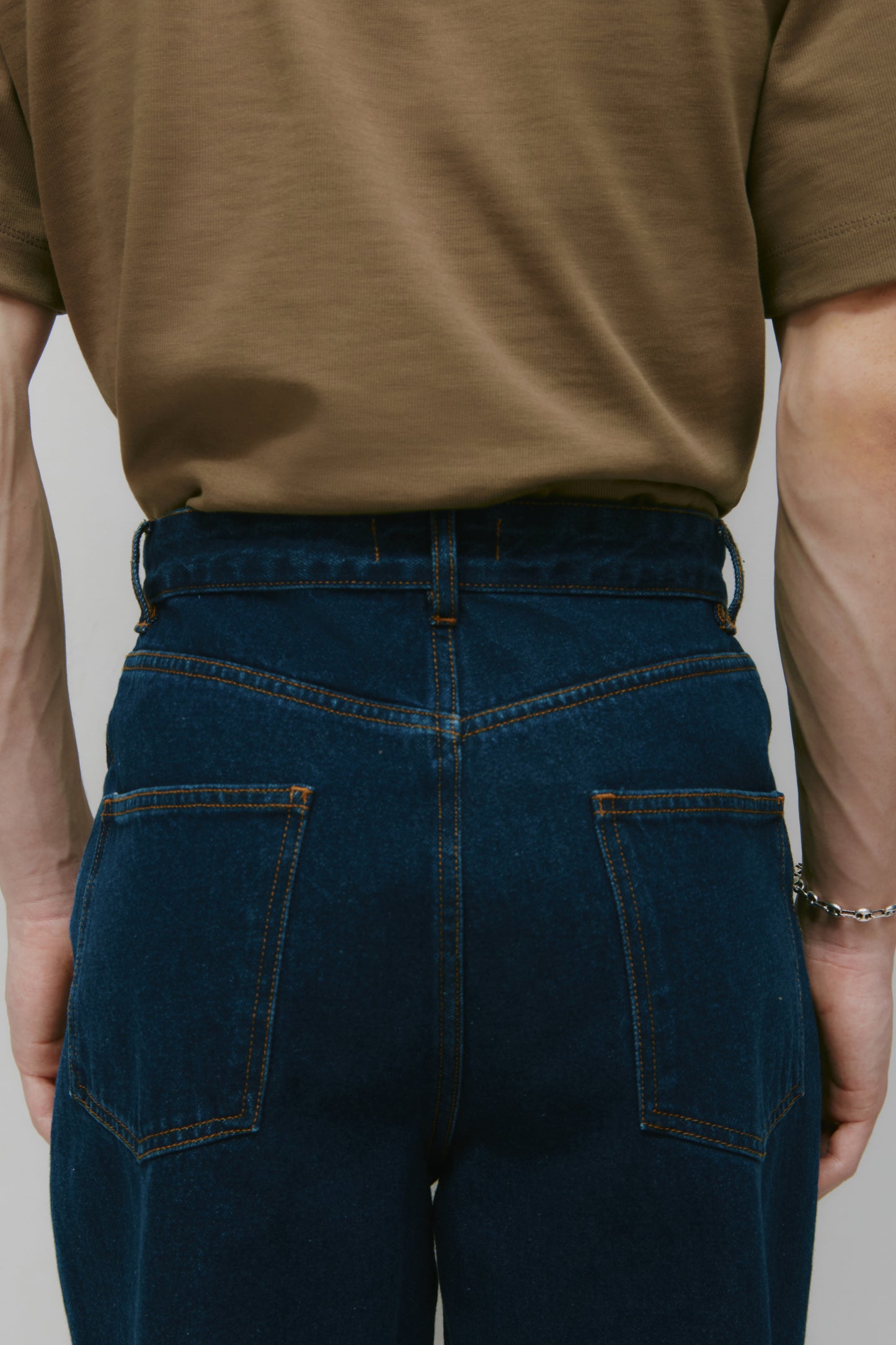 Unisex Antifit Denim in Dark Wash