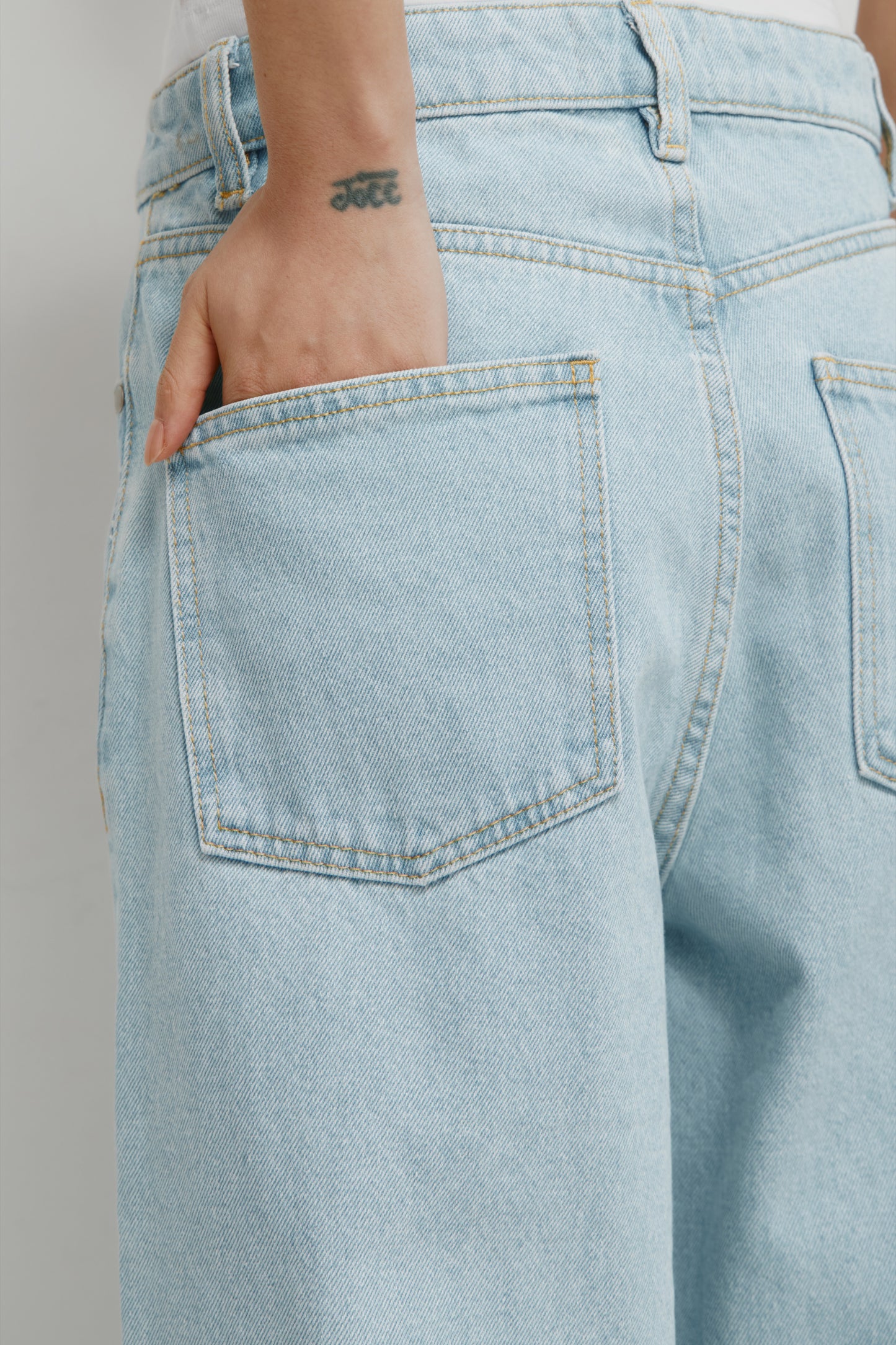 Unisex Antifit Denim in Light Wash