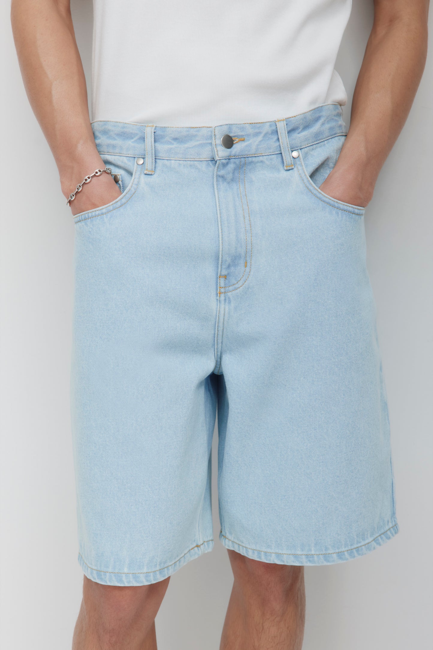 Unisex Antifit Denim Shorts in Light Wash