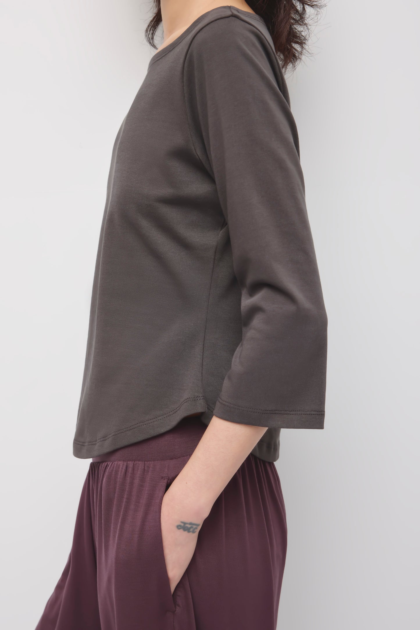 Women's Curved Hem 3/4 Sleeve in Charcoal