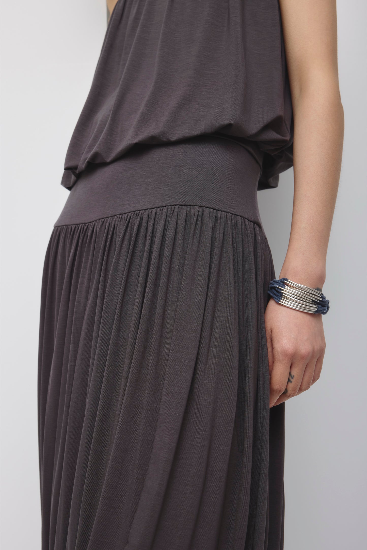 Women's Yazi Balloon Skirt in Charcoal