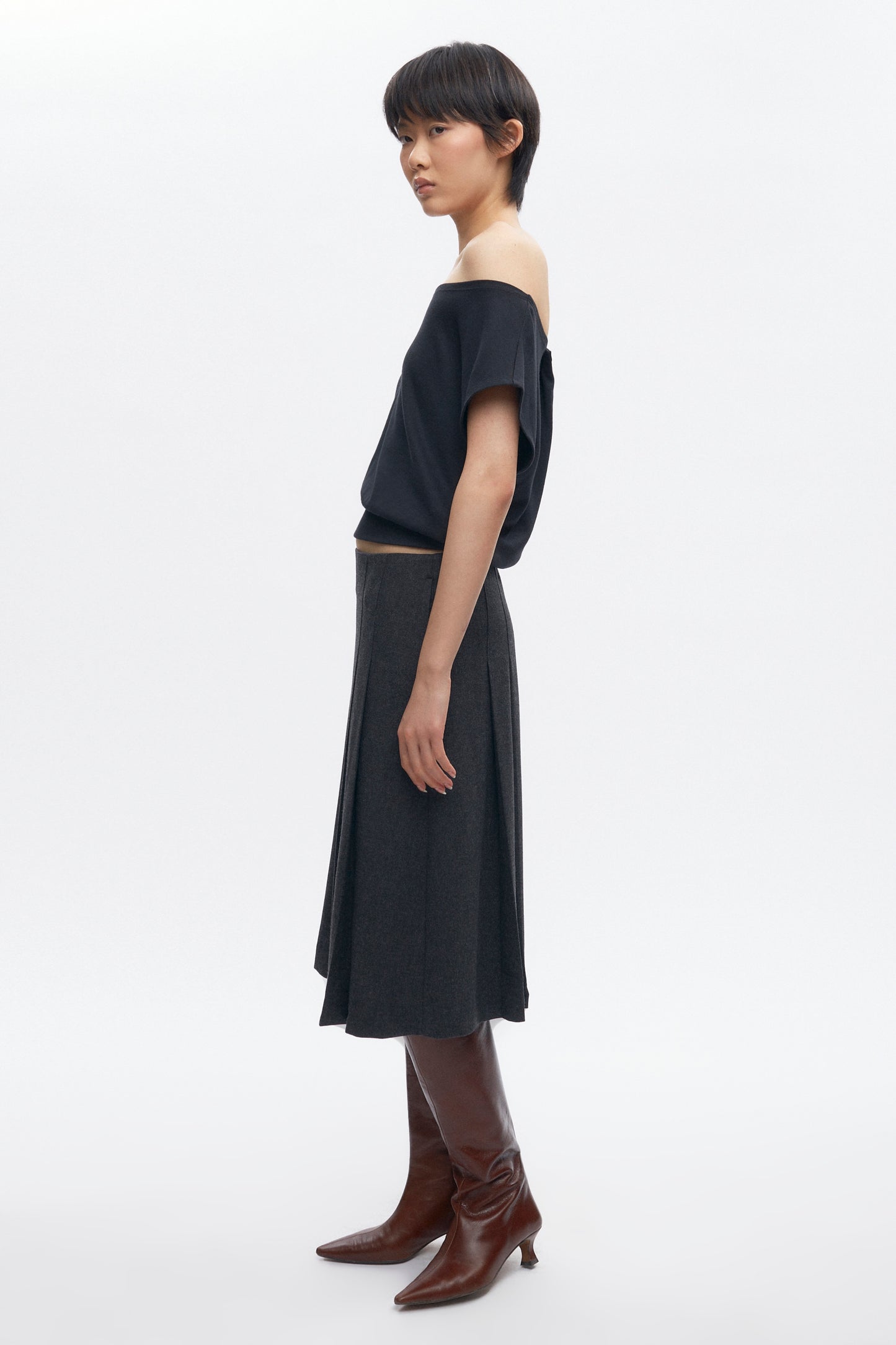Women's Muna Pleated Midi Skirt in Charcoal