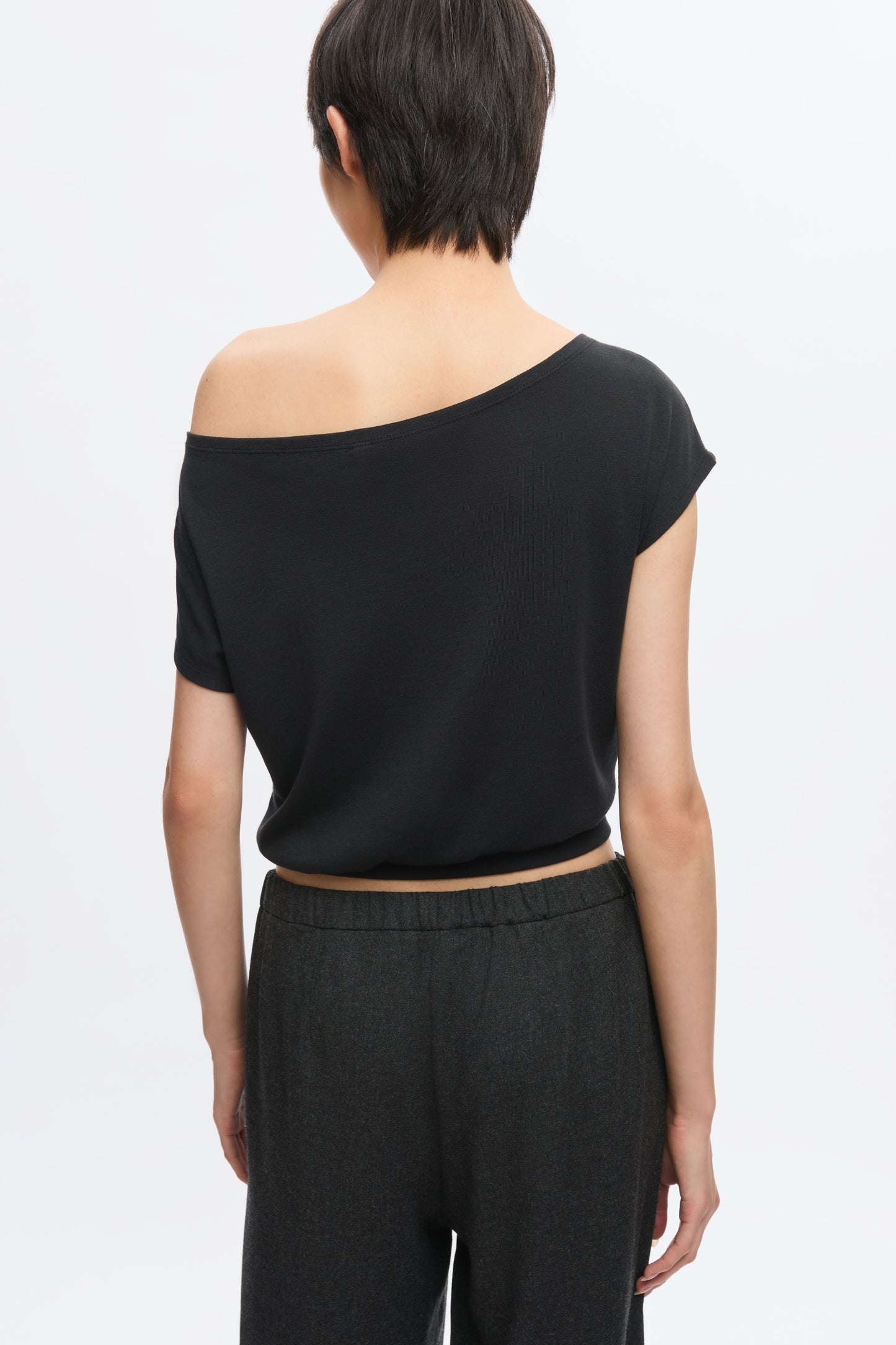 Women's Zahra Off Shoulder Tee in Black