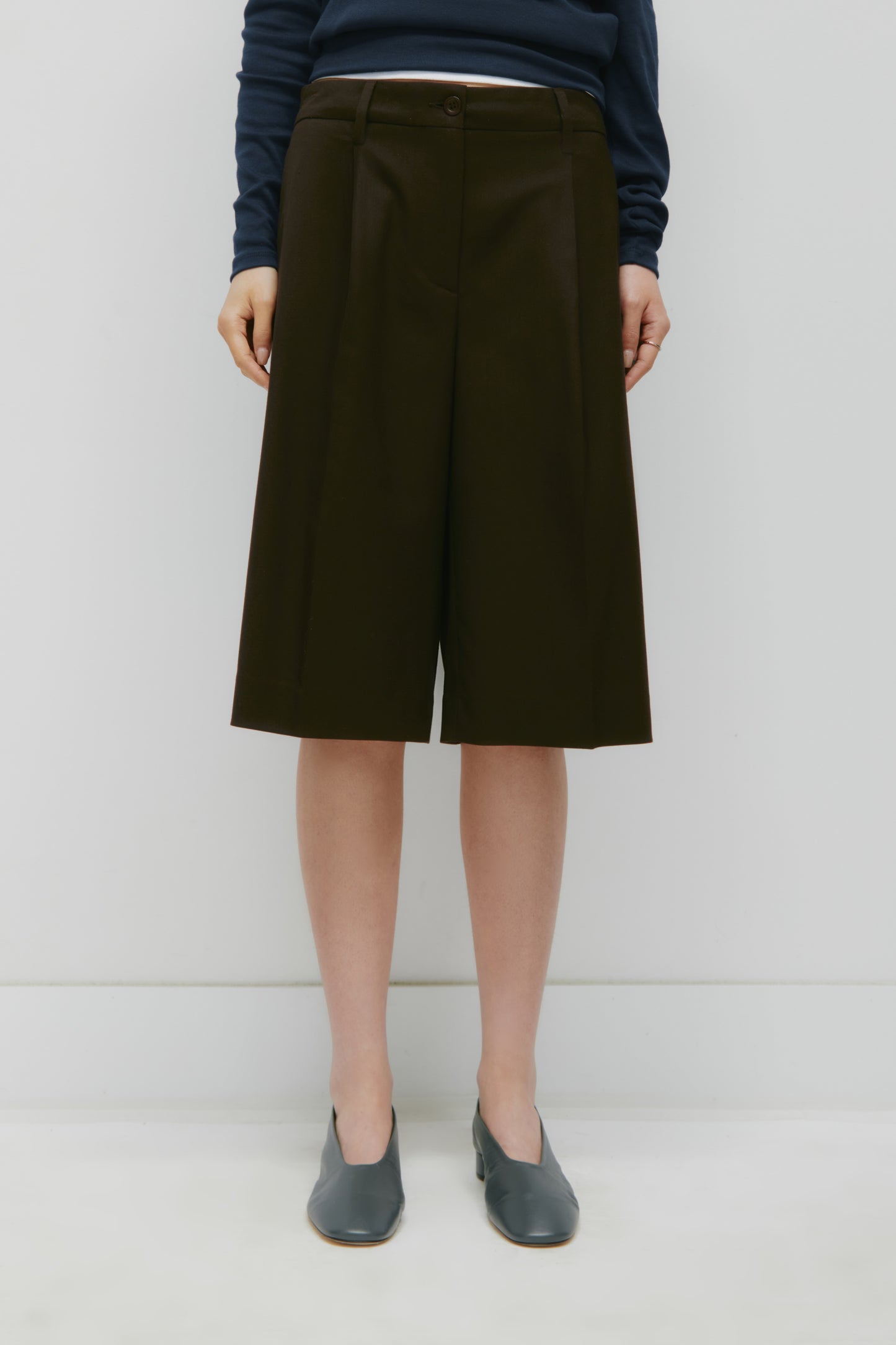 Women's Low Rise Trouser Short in Espresso