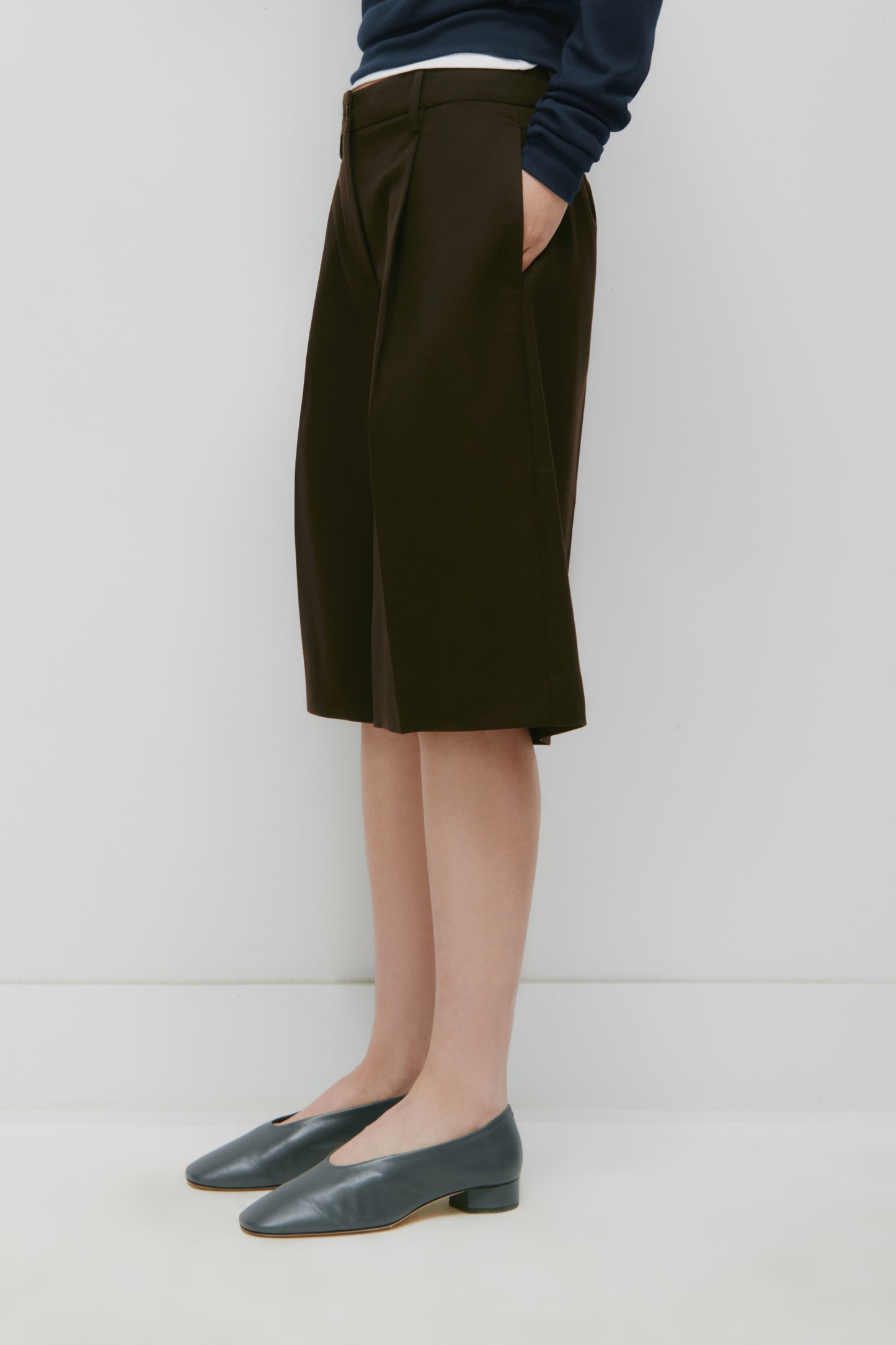Women's Low Rise Trouser Short in Espresso