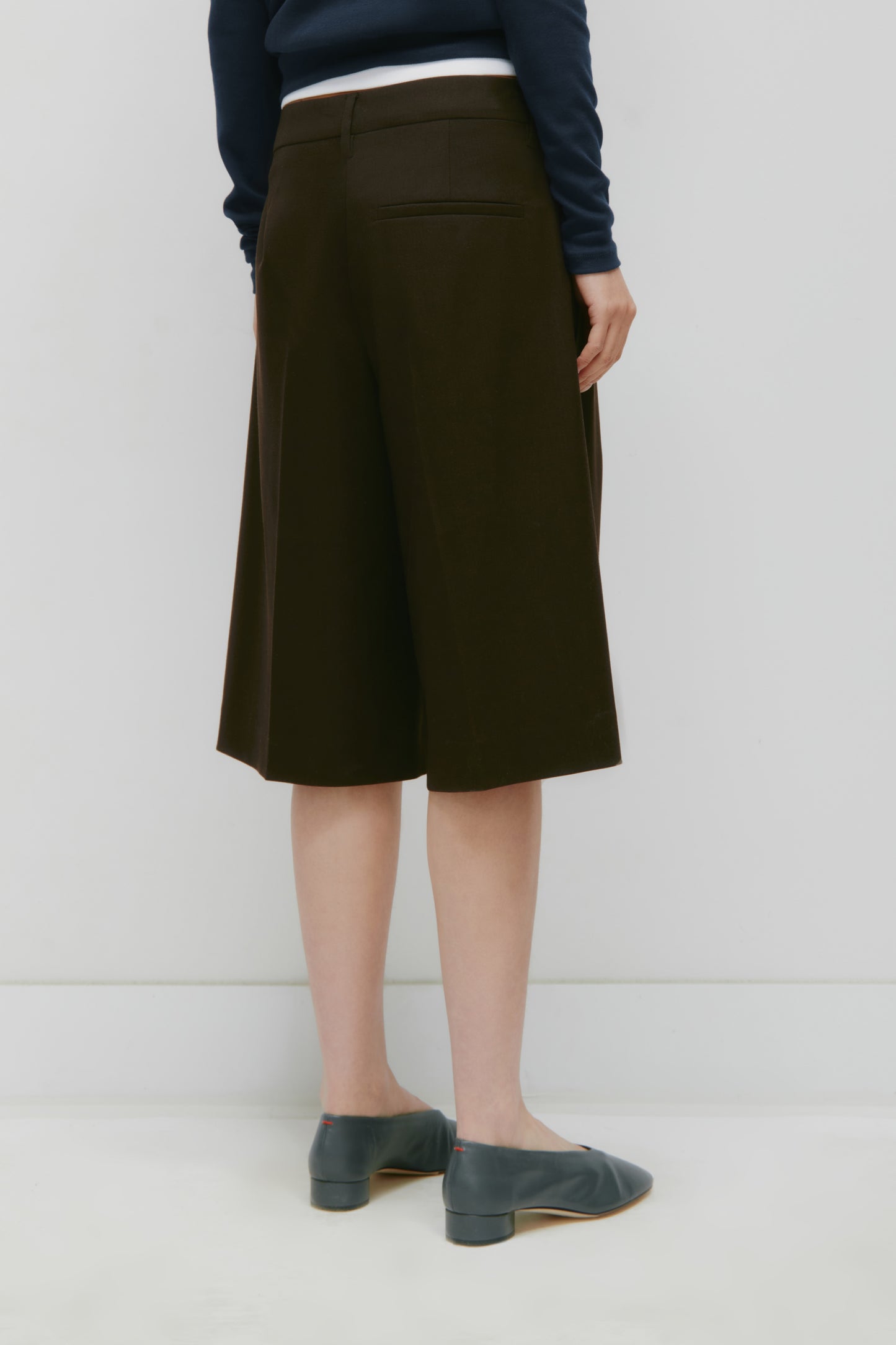 Women's Low Rise Trouser Short in Espresso