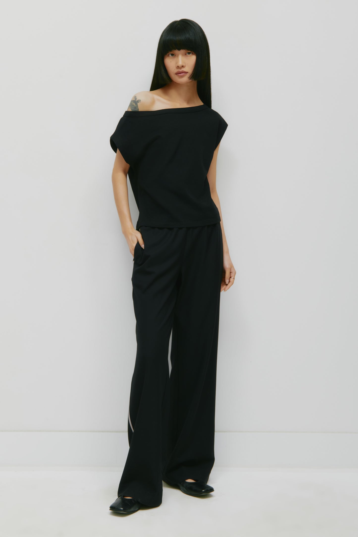 Women's Off Shoulder Tee in Black