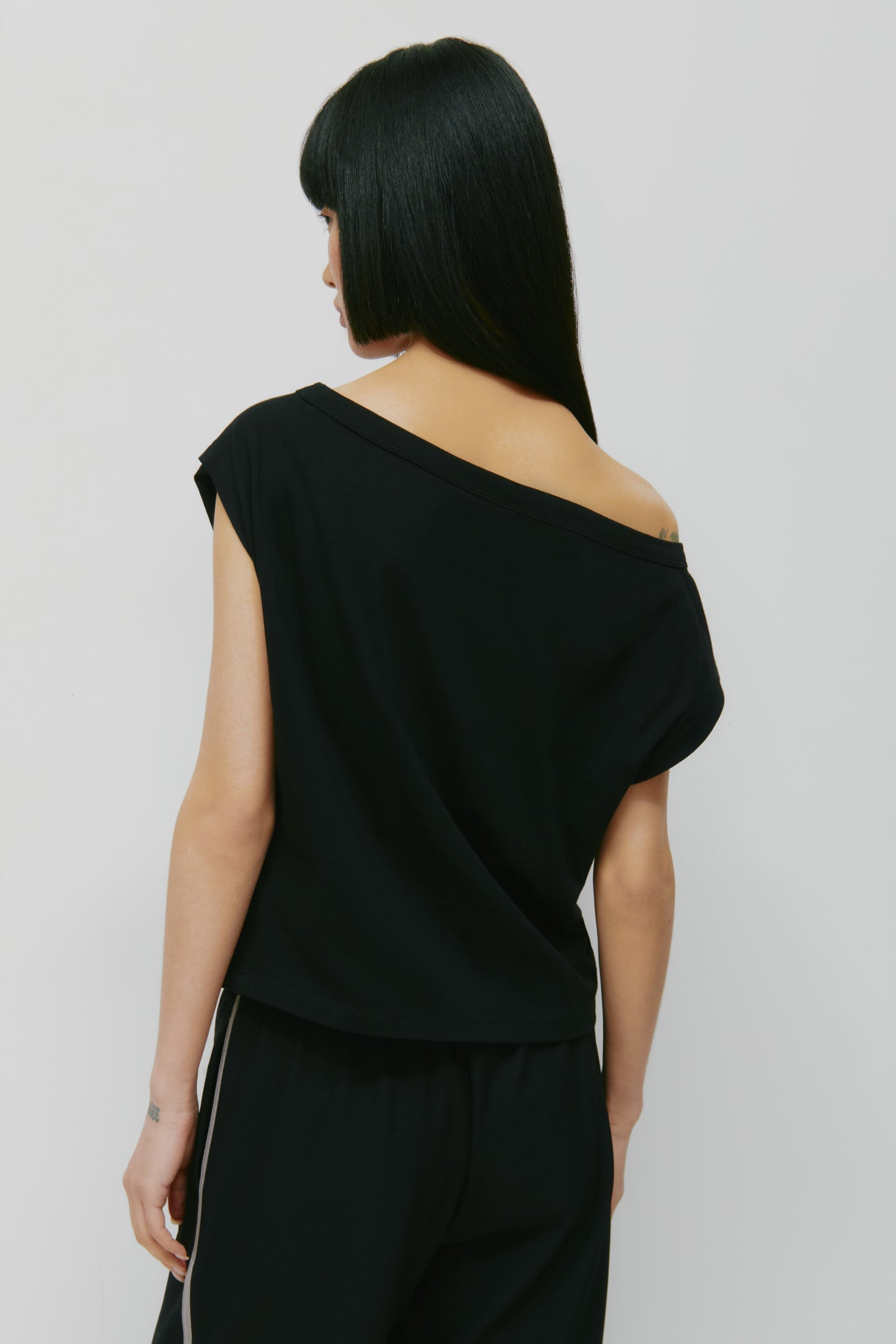 Women's Off Shoulder Tee in Black
