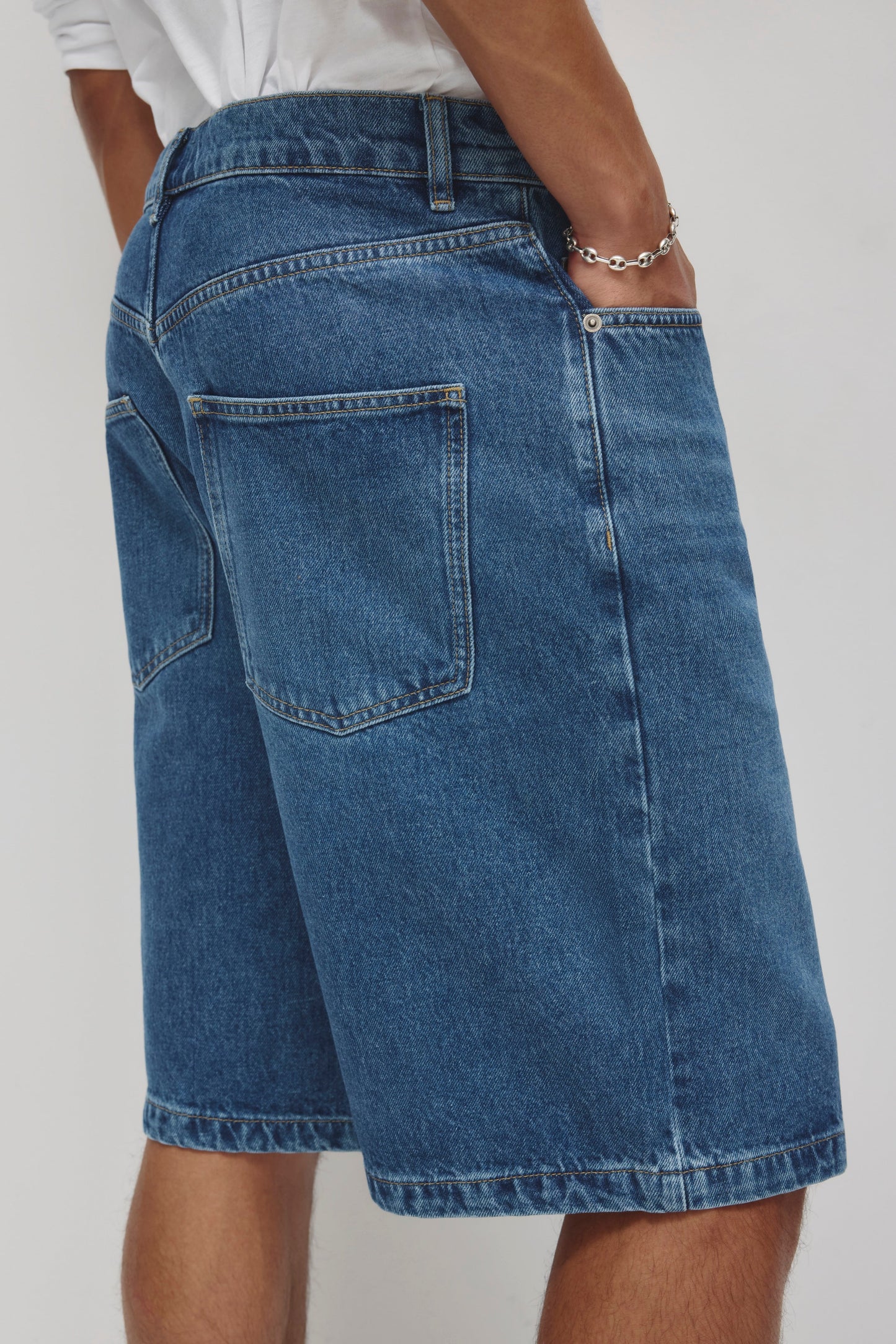 Unisex Antifit Denim Shorts in Medium Wash