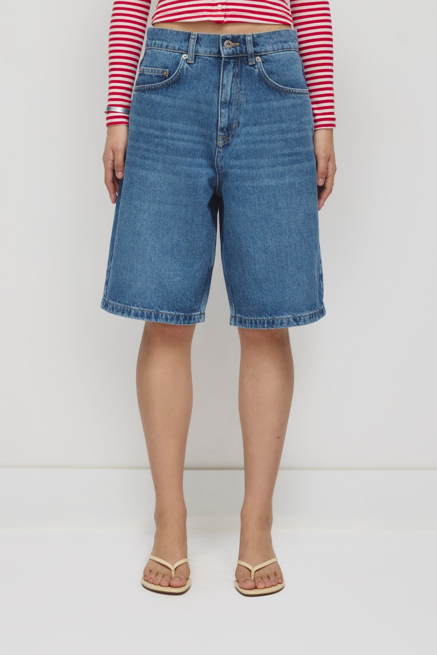 Unisex Antifit Denim Shorts in Medium Wash