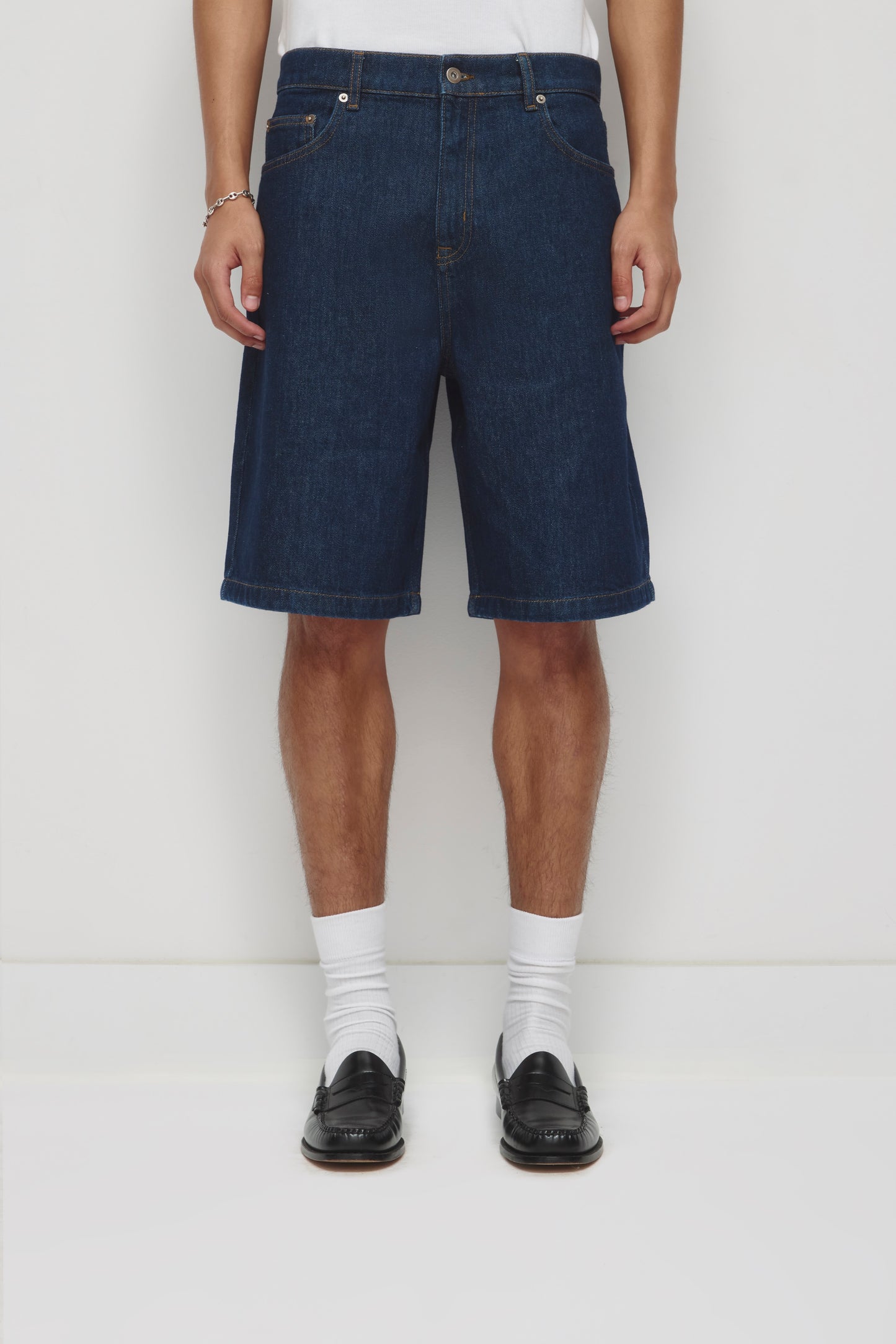 Unisex Antifit Denim Shorts in Dark Wash