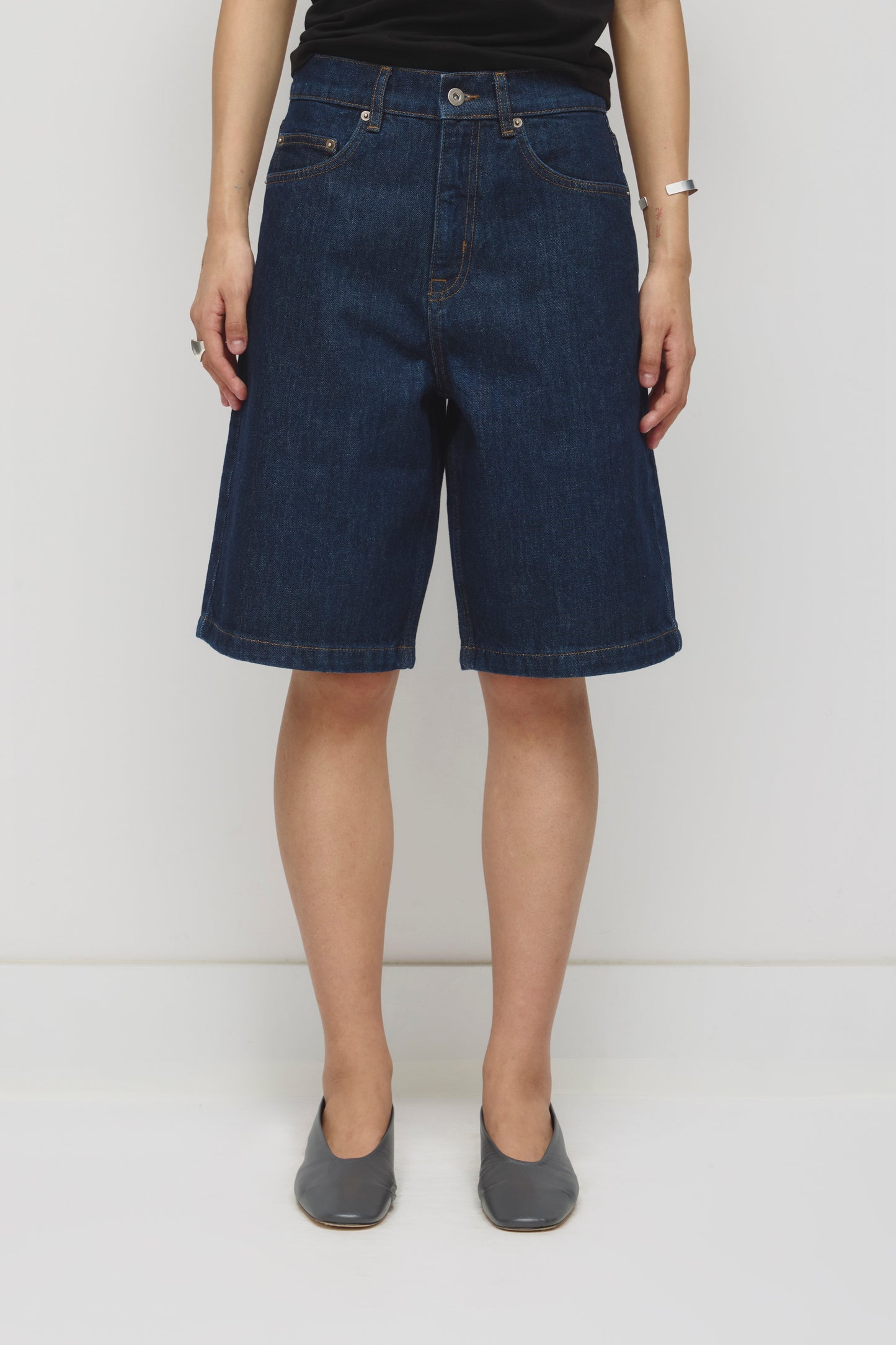 Unisex Antifit Denim Shorts in Dark Wash