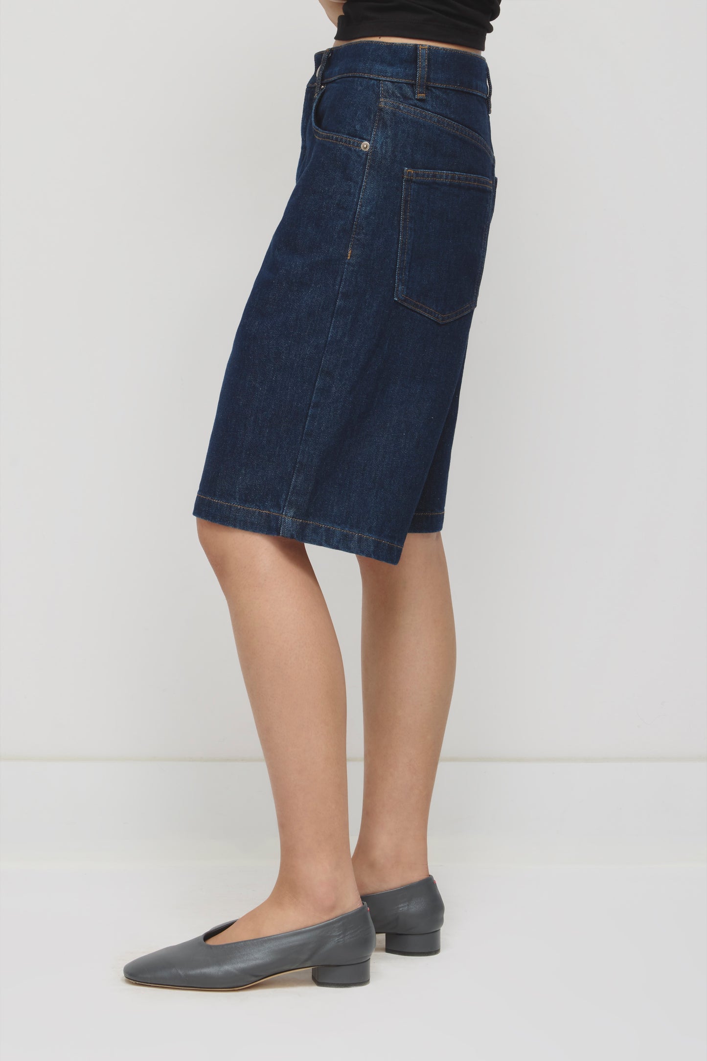Unisex Antifit Denim Shorts in Dark Wash