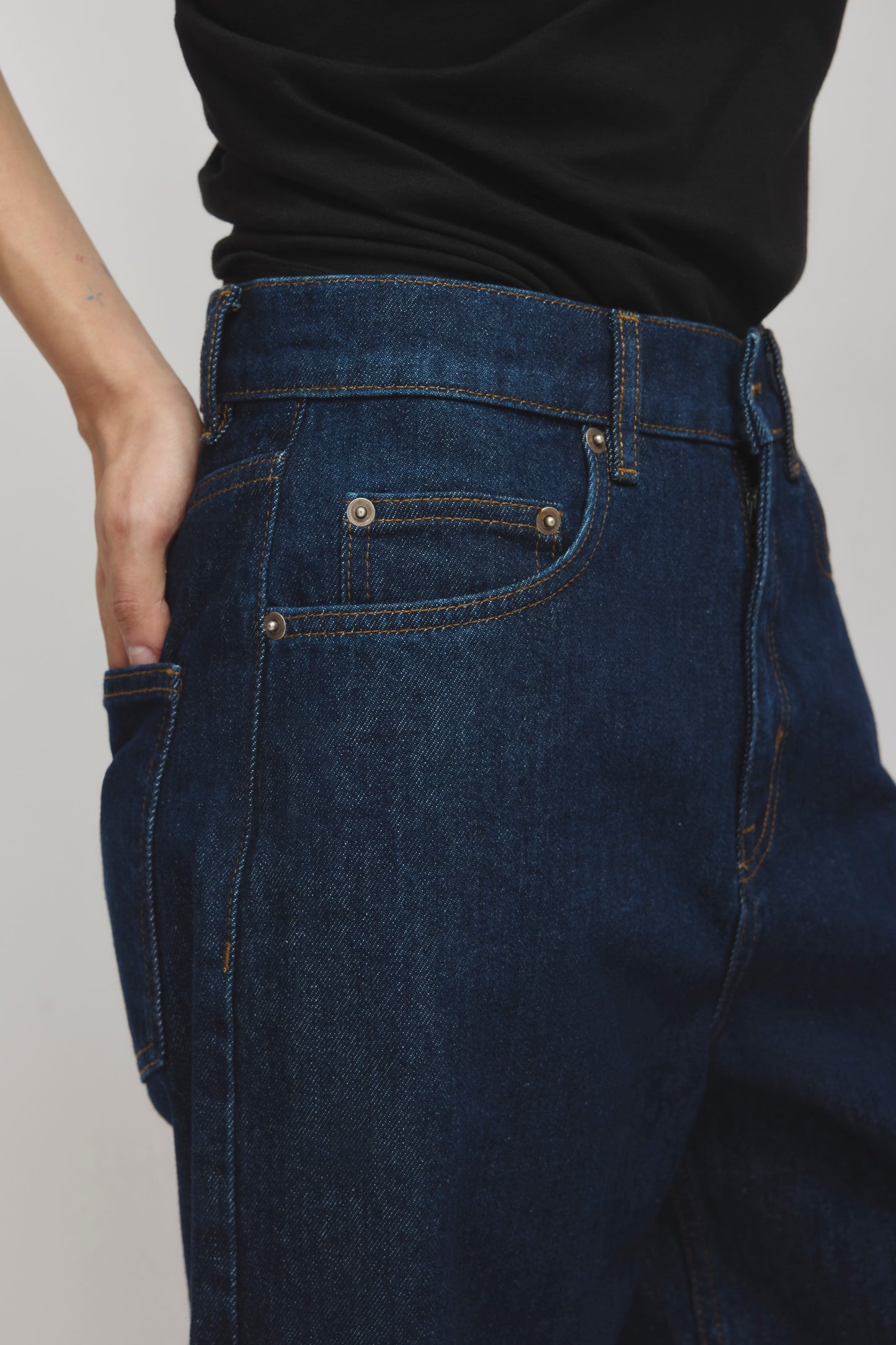 Unisex Antifit Denim Shorts in Dark Wash