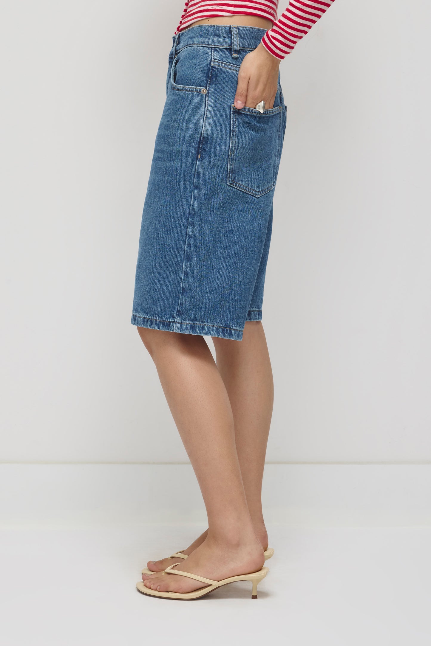 Unisex Antifit Denim Shorts in Medium Wash
