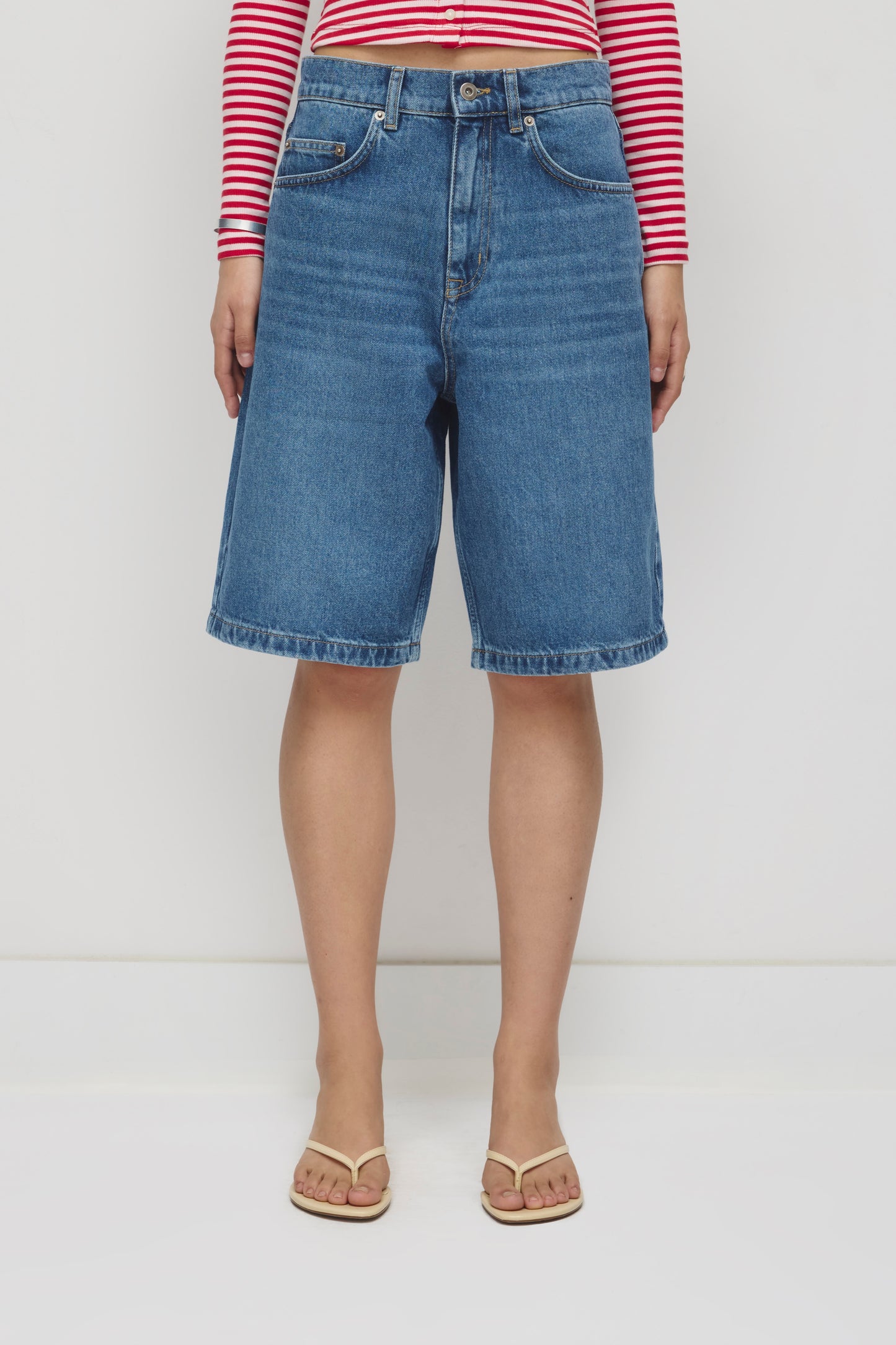 Unisex Antifit Denim Shorts in Medium Wash