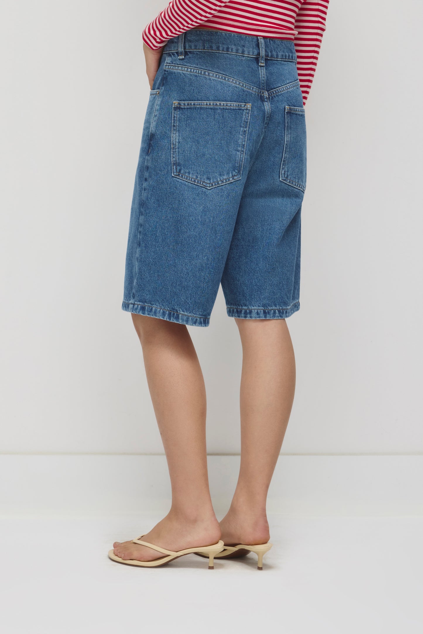 Unisex Antifit Denim Shorts in Medium Wash