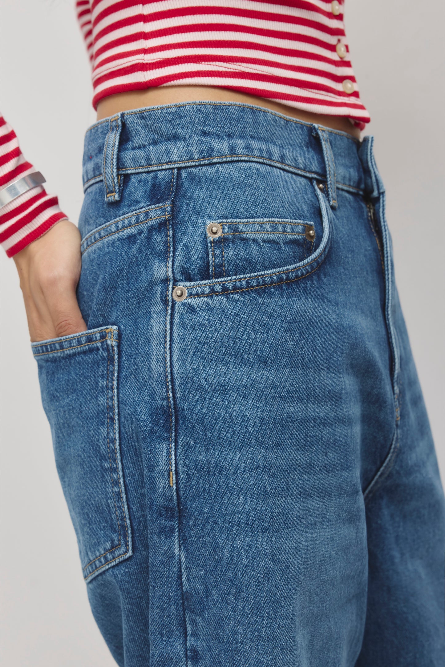 Unisex Antifit Denim Shorts in Medium Wash