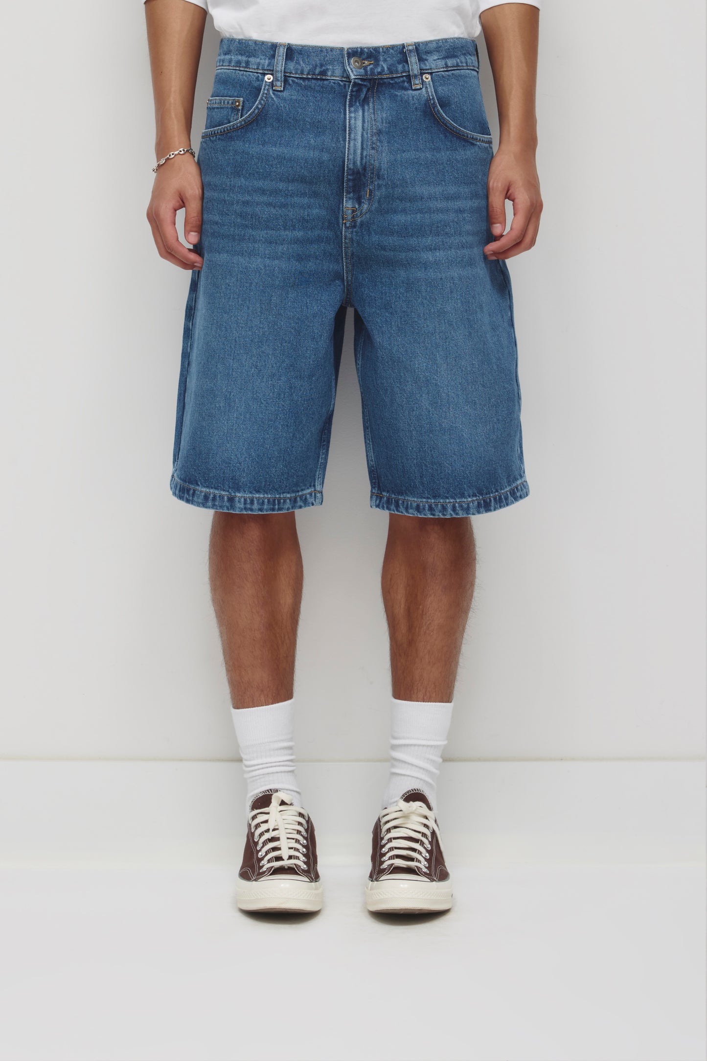 Unisex Antifit Denim Shorts in Medium Wash