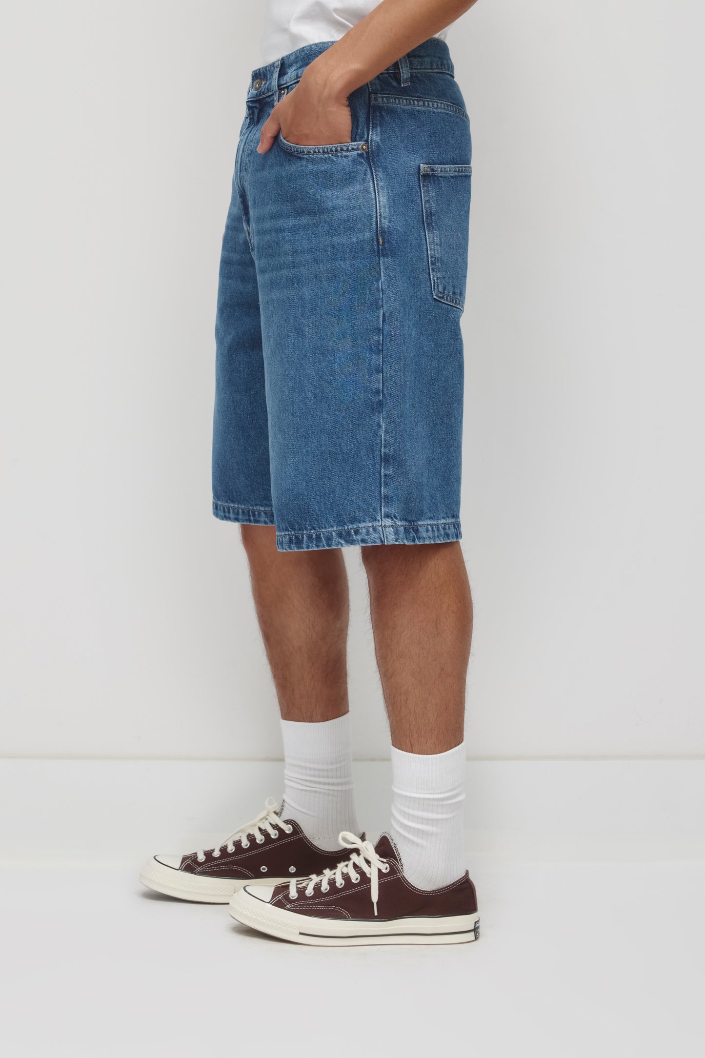 Unisex Antifit Denim Shorts in Medium Wash