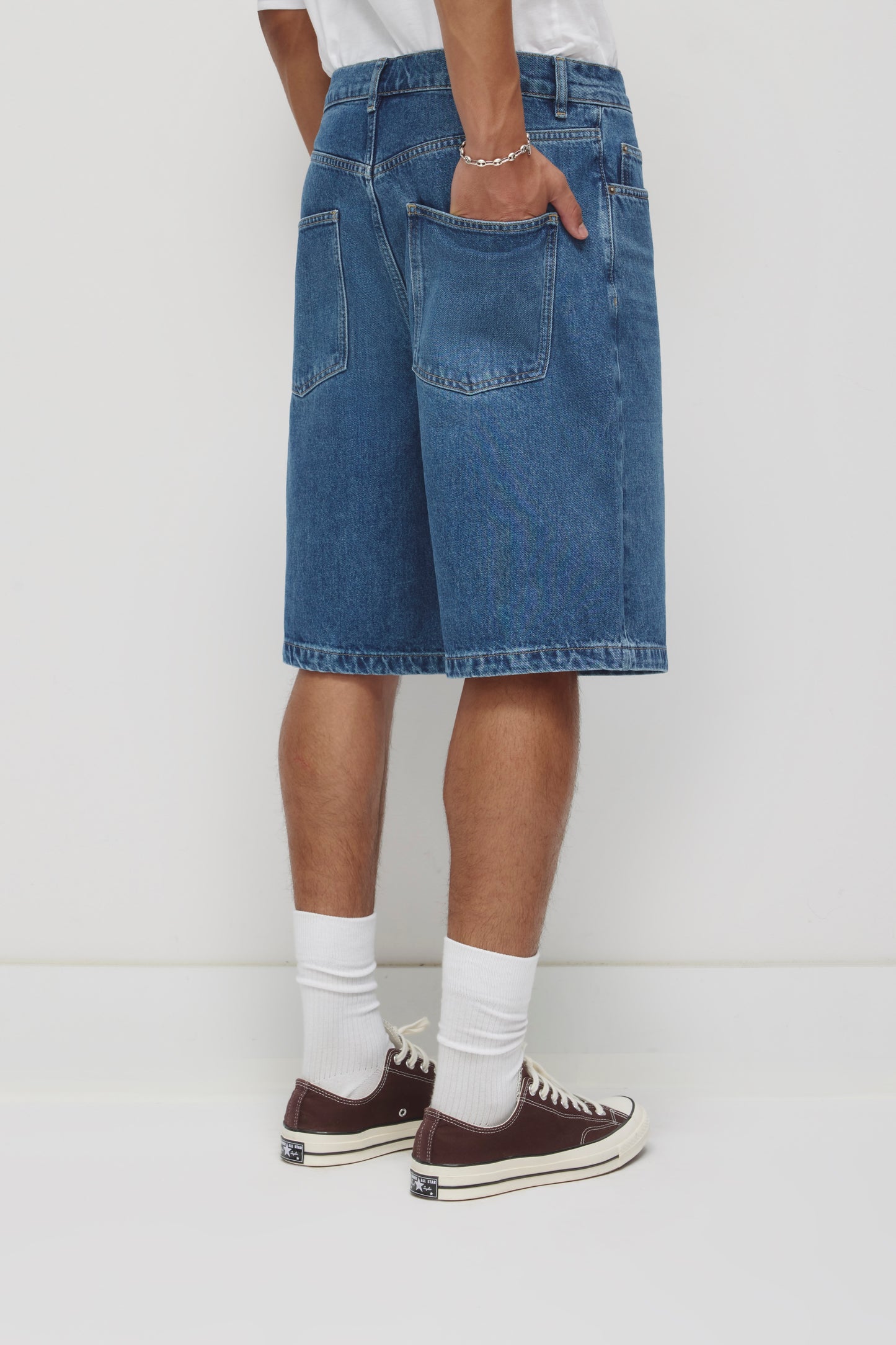 Unisex Antifit Denim Shorts in Medium Wash
