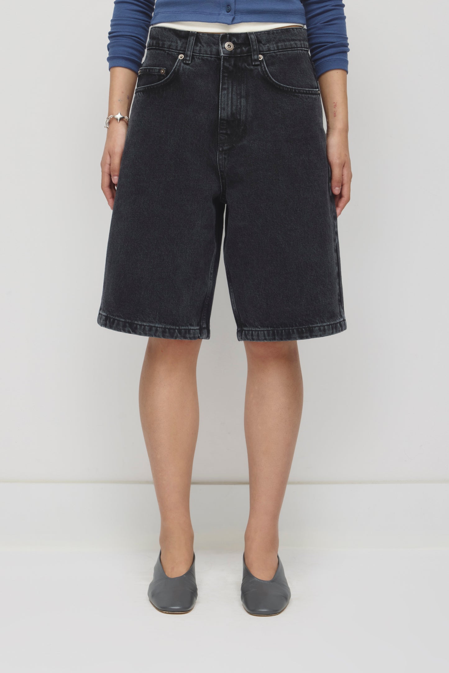 Unisex Antifit Denim Shorts in Washed Black