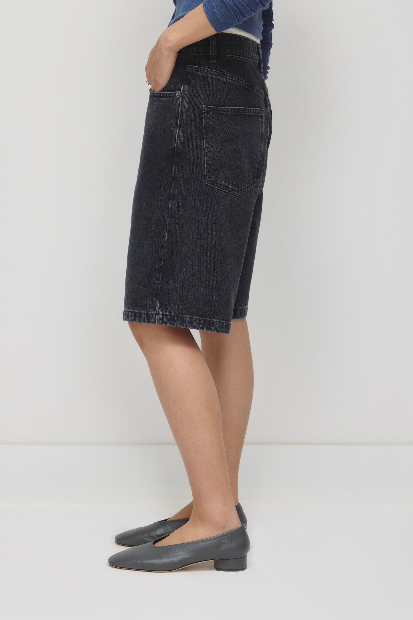 Unisex Antifit Denim Shorts in Washed Black