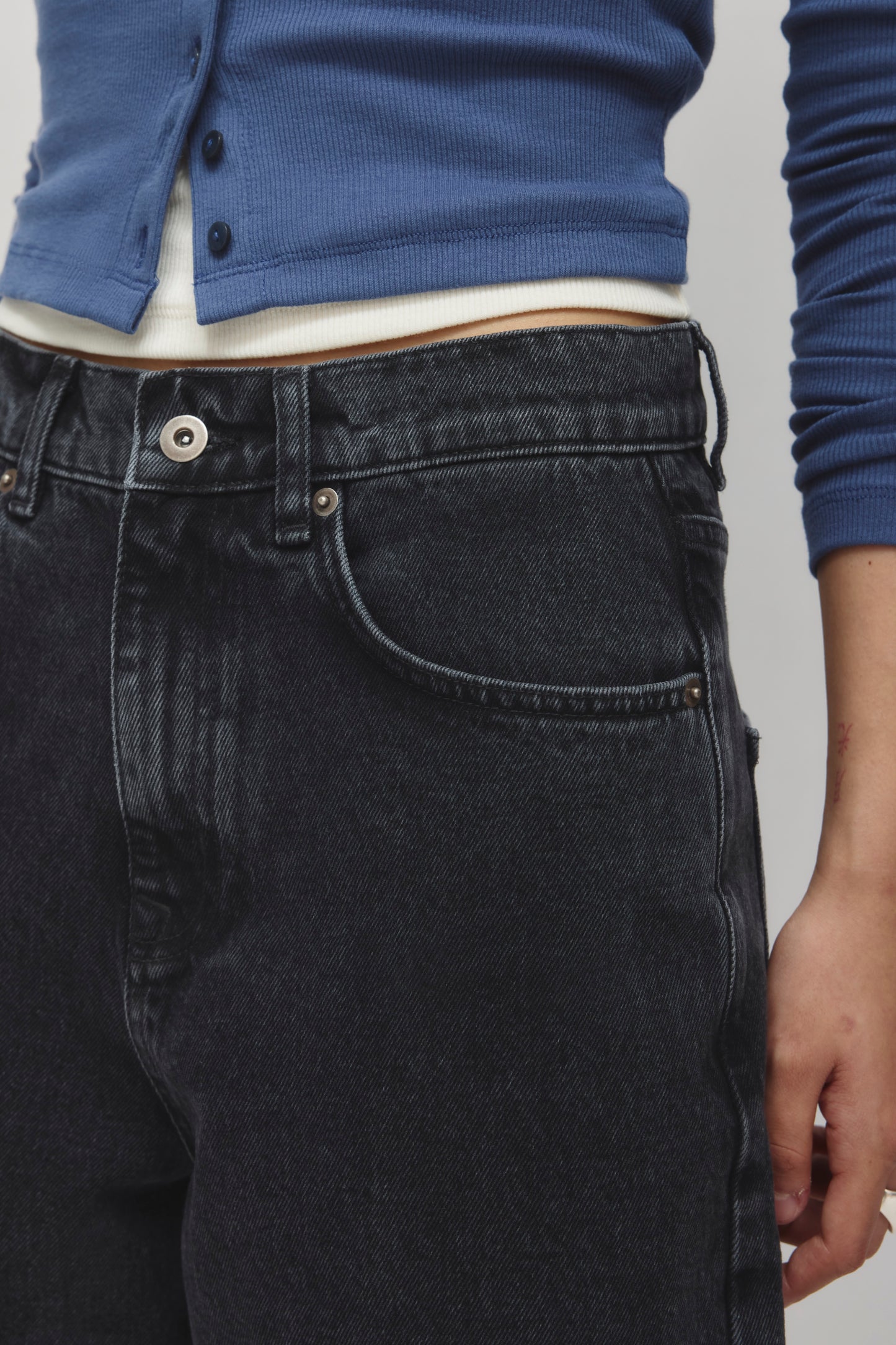 Unisex Antifit Denim Shorts in Washed Black