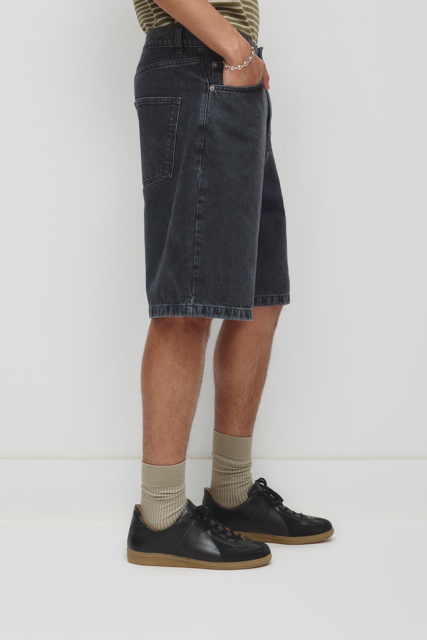 Unisex Antifit Denim Shorts in Washed Black