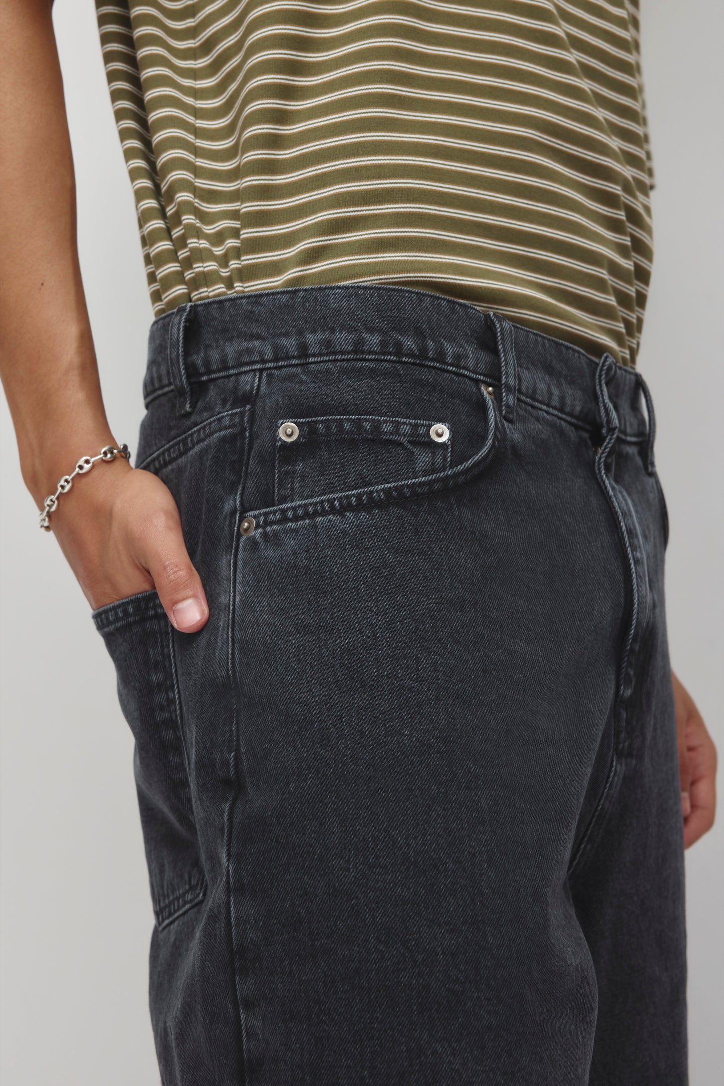 Unisex Antifit Denim Shorts in Washed Black