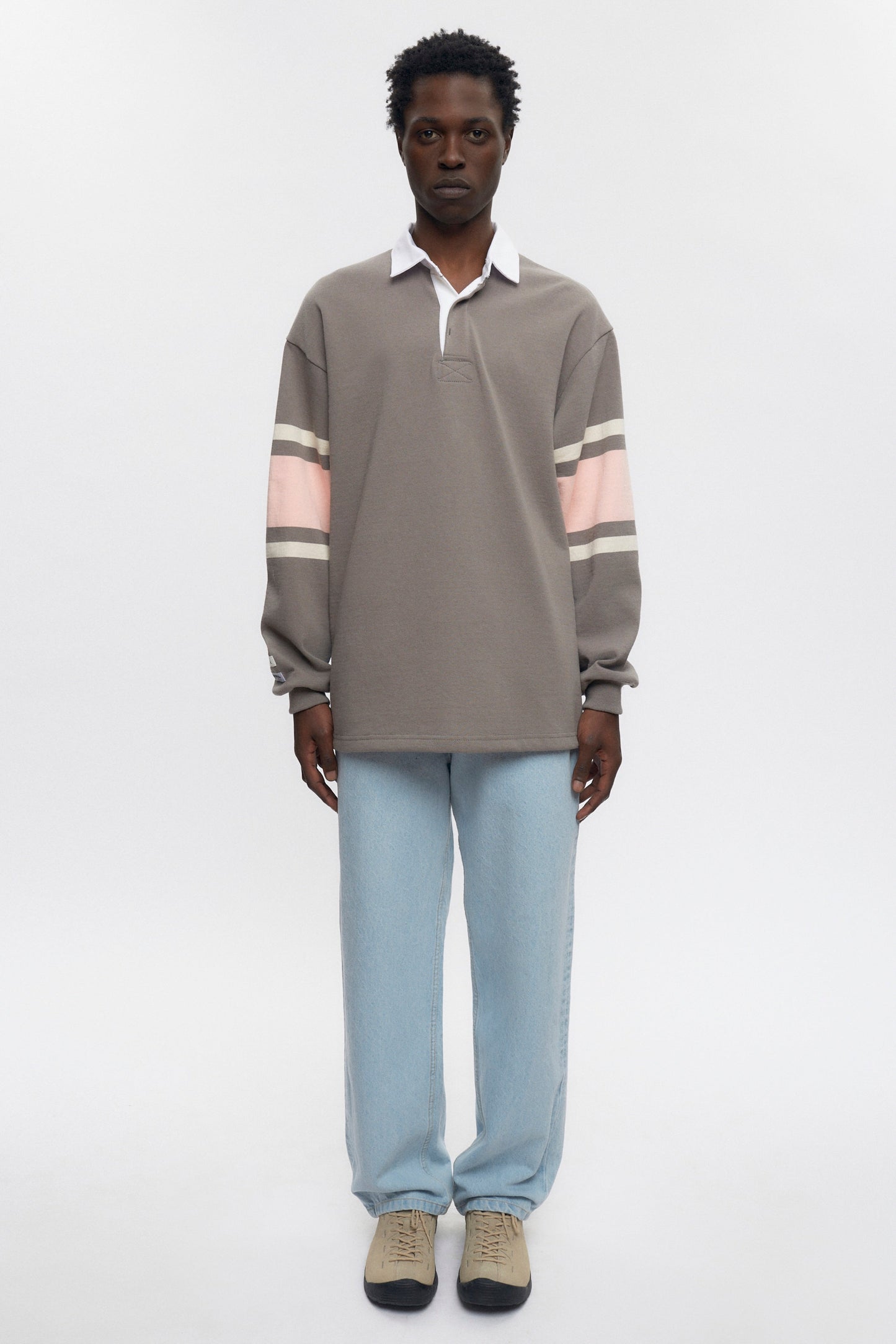 Jonathan is 6’2, a regular L and is wearing a L.