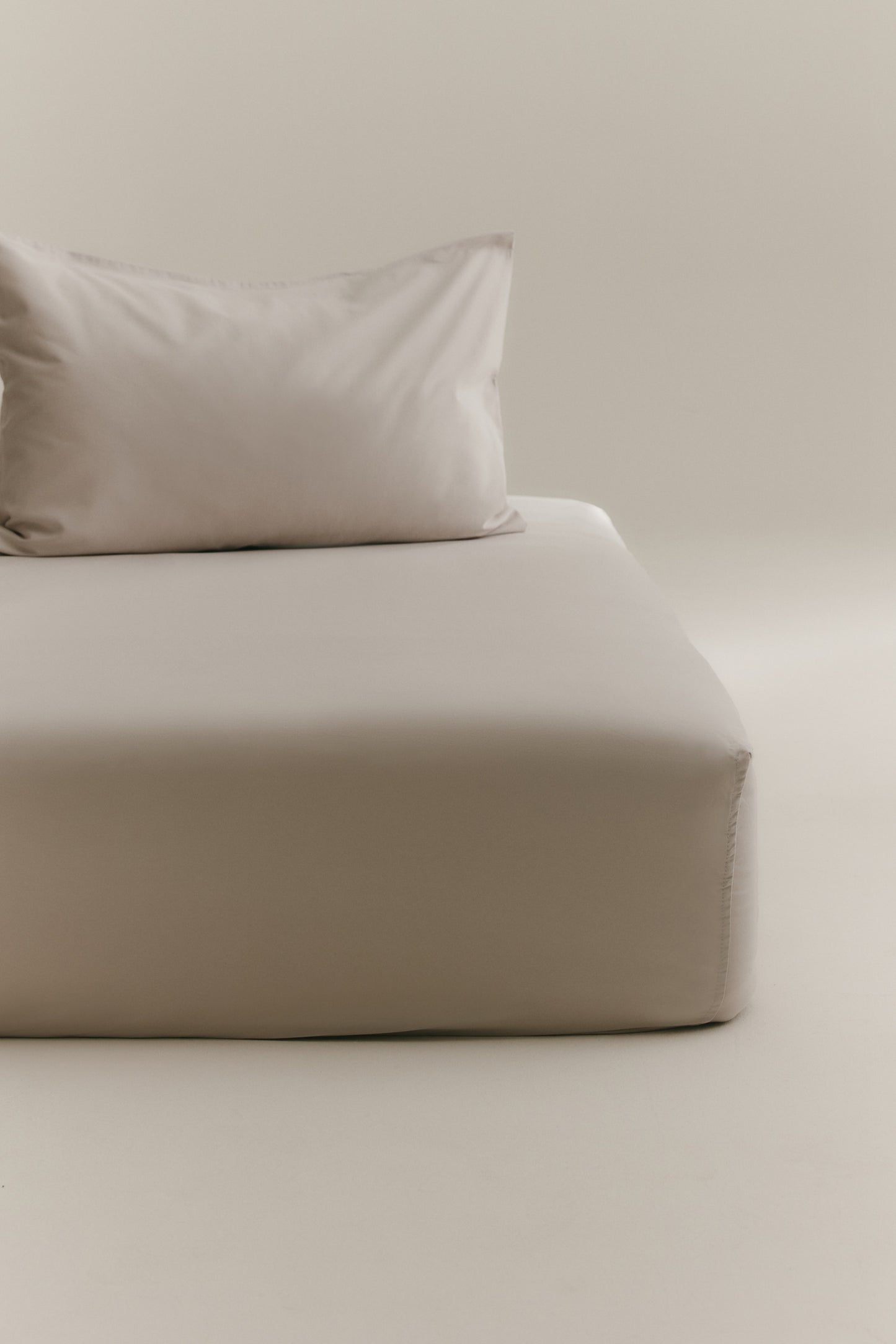 Fitted Sheet and Pillowcase Set in Aluminum
