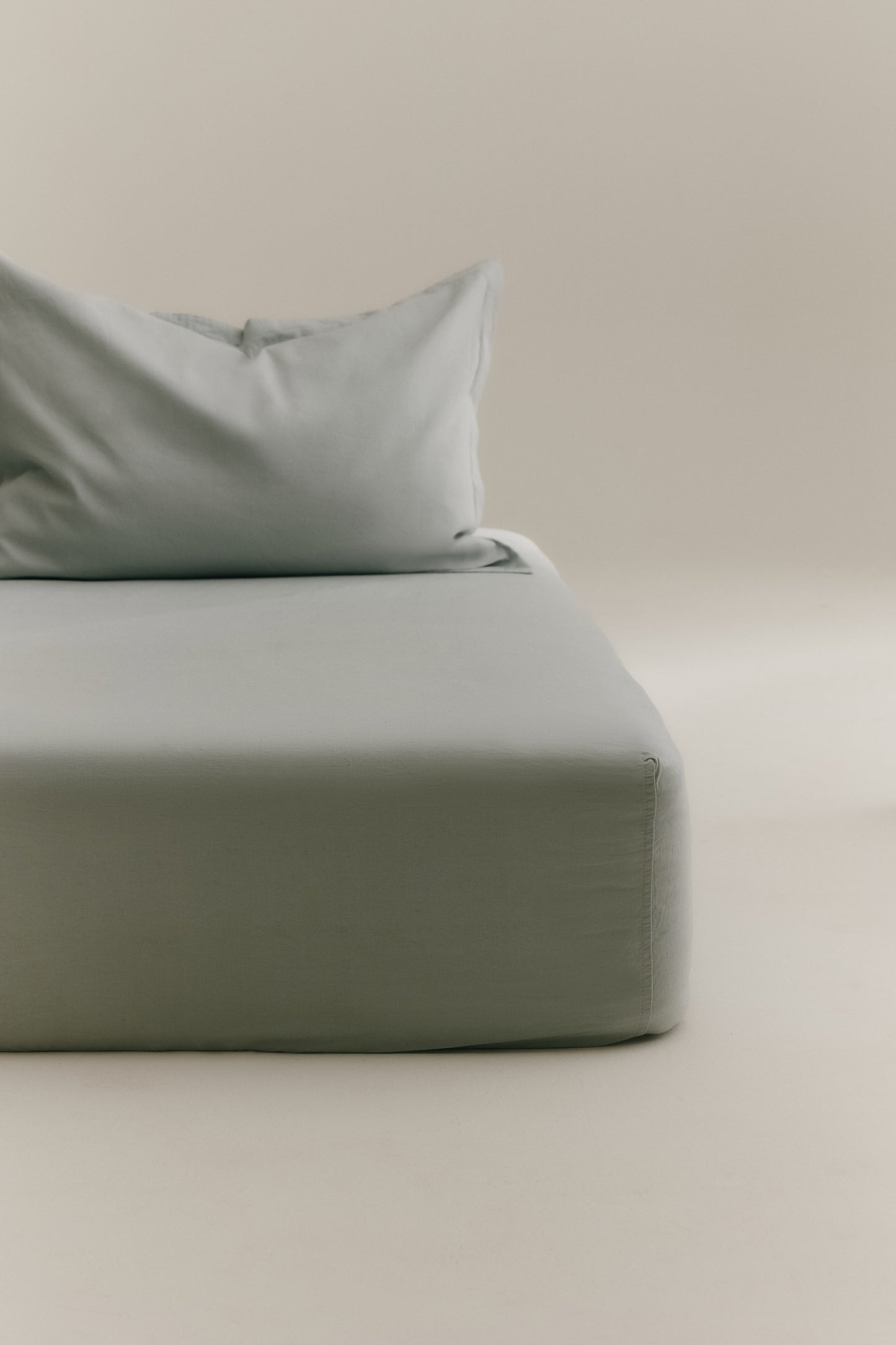 Linen Fitted Sheet and Pillowcase Set in Puritan Grey