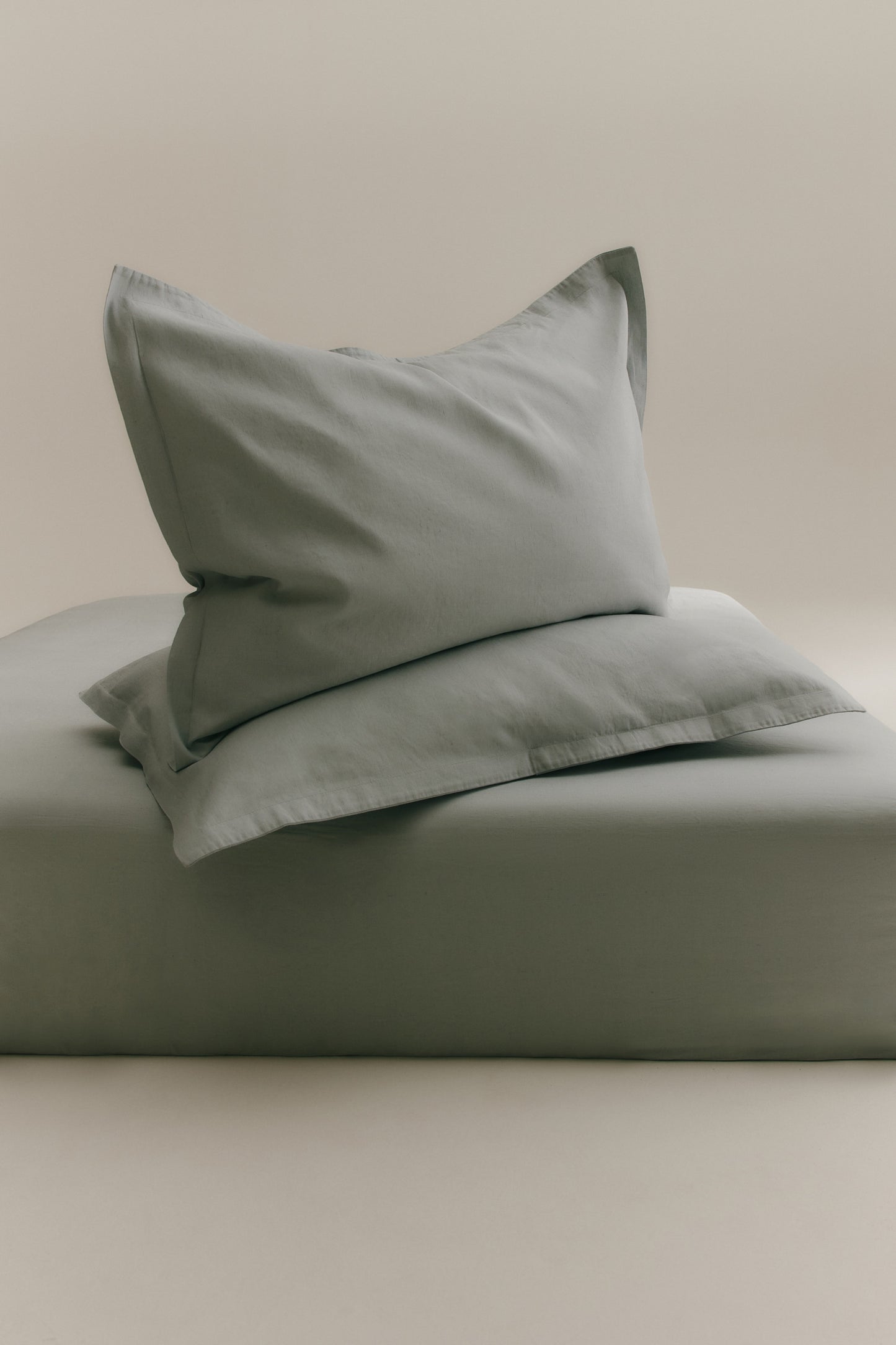 Linen Fitted Sheet and Pillowcase Set in Puritan Grey