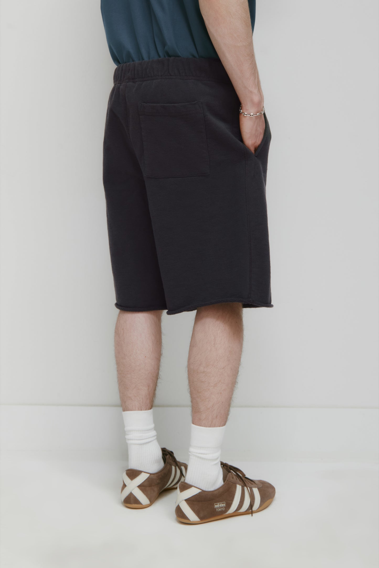 Men's Asr Cut-off Short in Almost Black