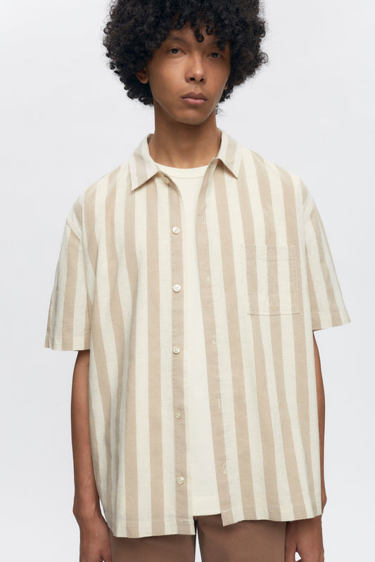 Cameron is 6ft, a regular size M, and wearing size L.