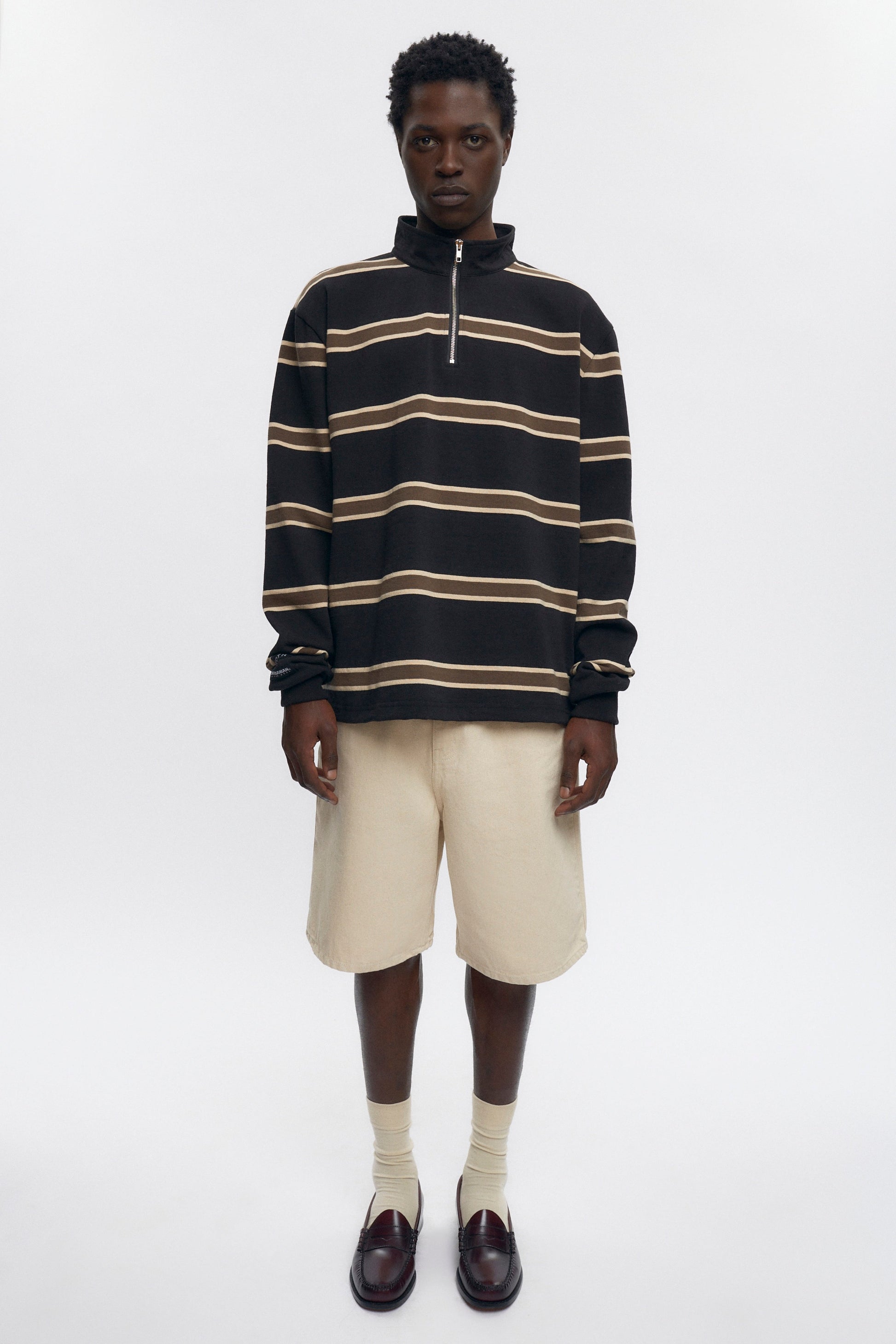 Jonathan is 6’2, a regular L and is wearing a L.