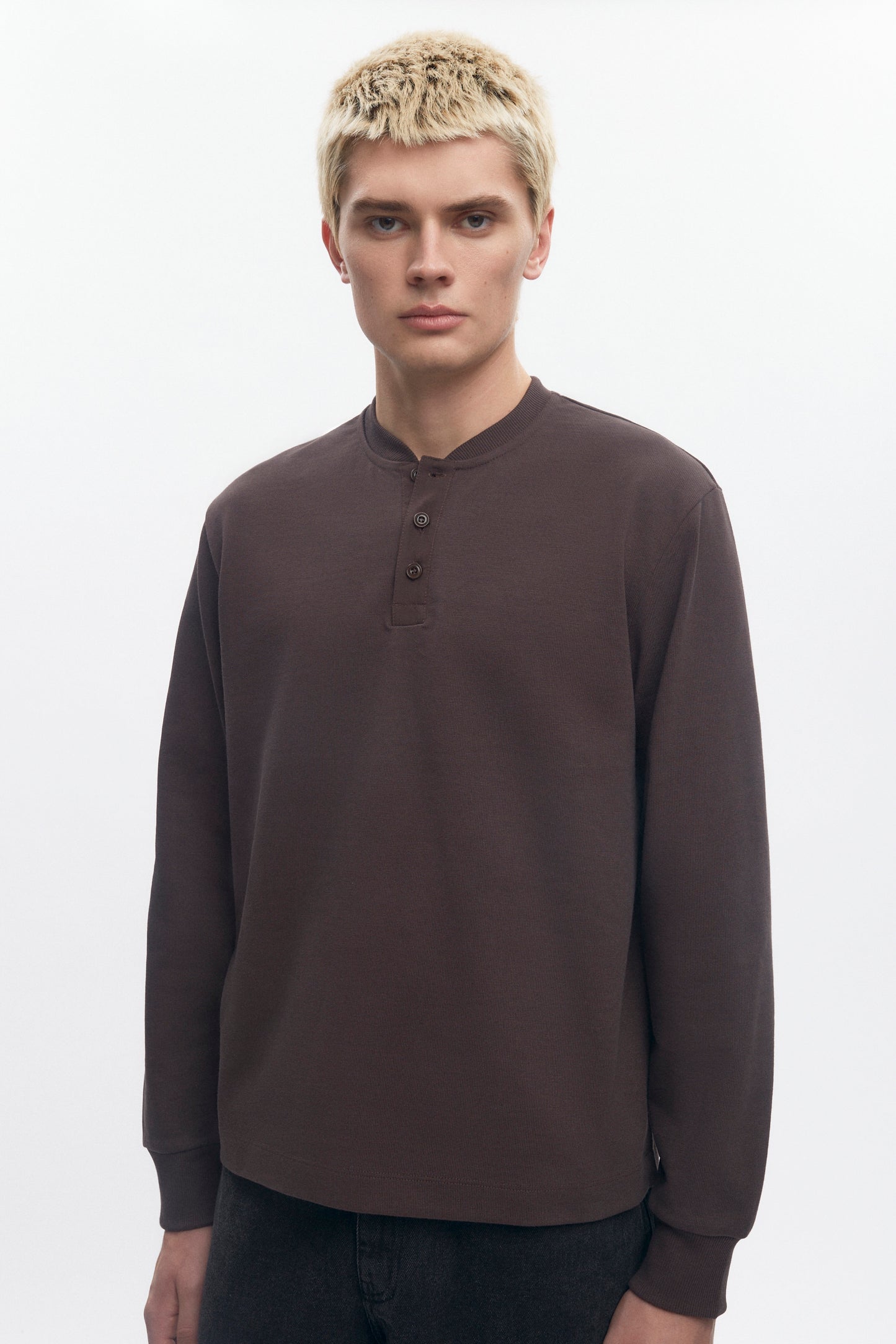 Men's Box Slub Henley in Coffee Bean
