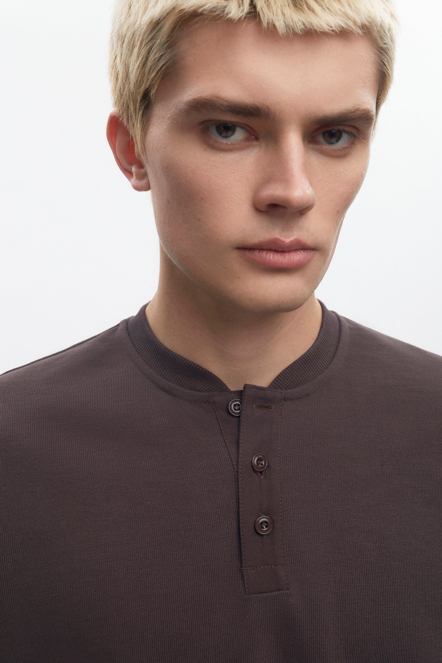Men's Box Slub Henley in Coffee Bean