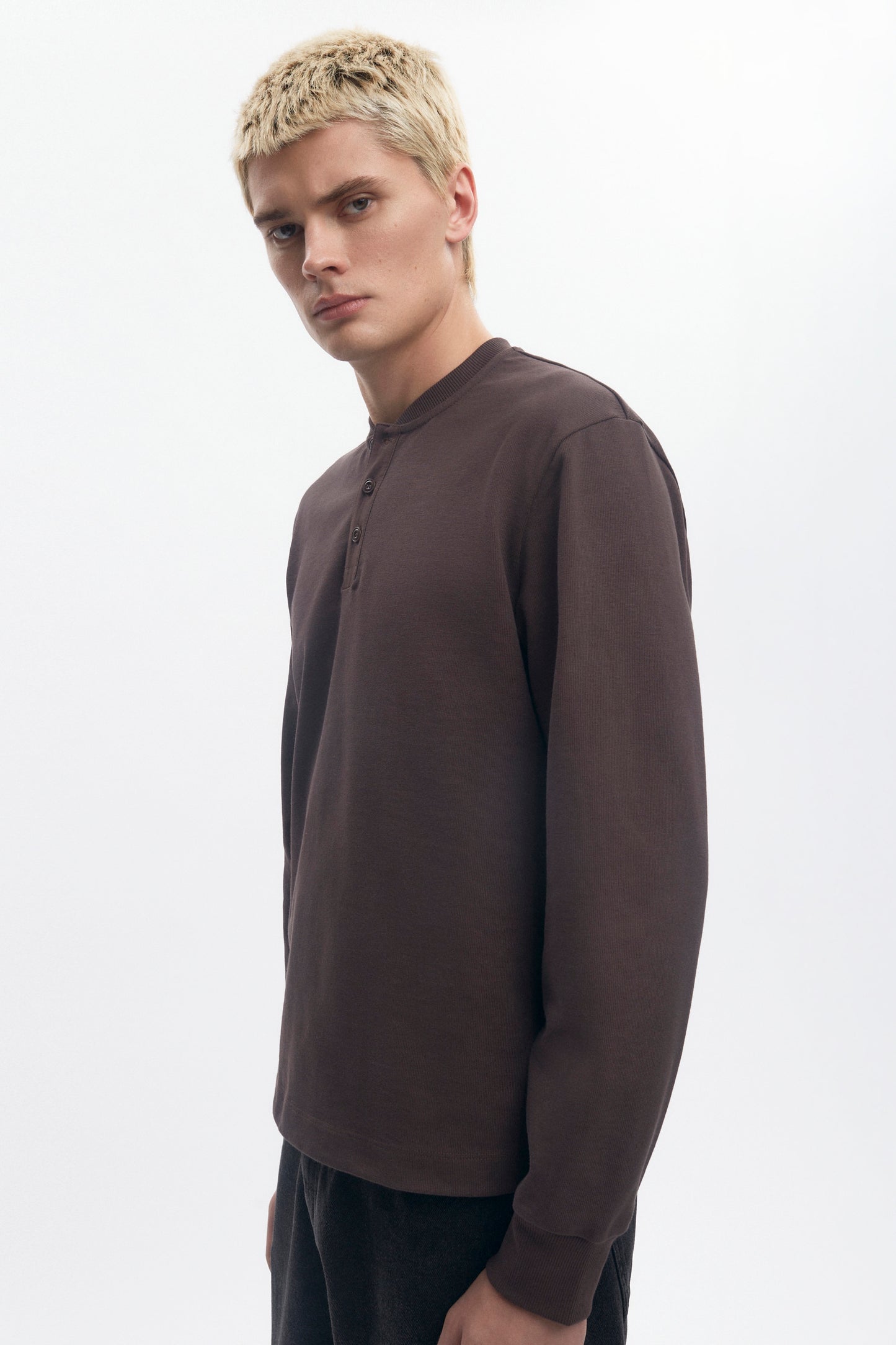 Men's Box Slub Henley in Coffee Bean