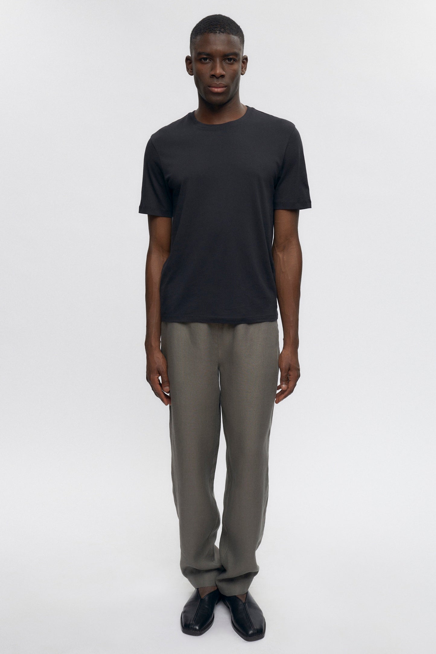 Karl is 6’2" is a regular M and is wearing a M.