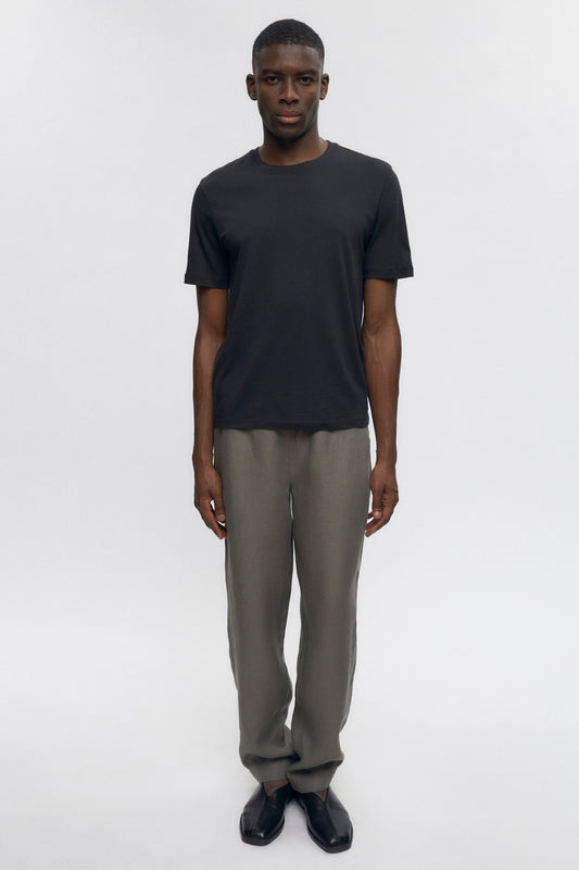 Karl is 6’2" is a regular M and is wearing a M.