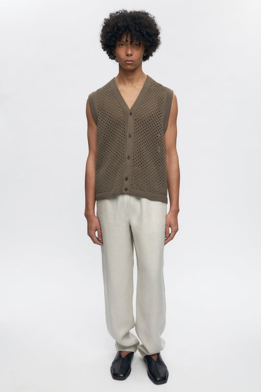 Cameron is 6 ft, a regular size M, and wearing size M.