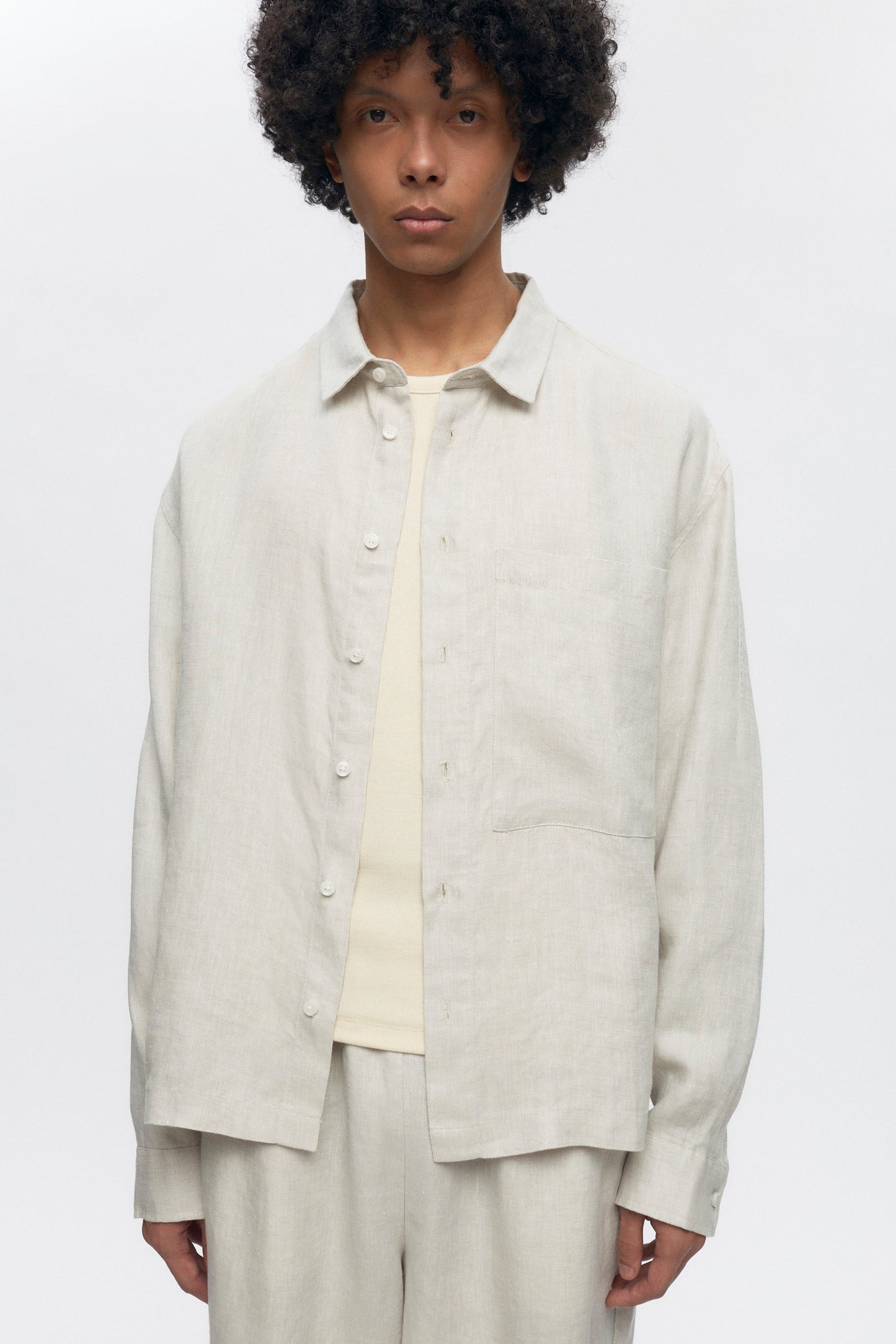 Cameron is 6 ft, a regular size M, and wearing size M.