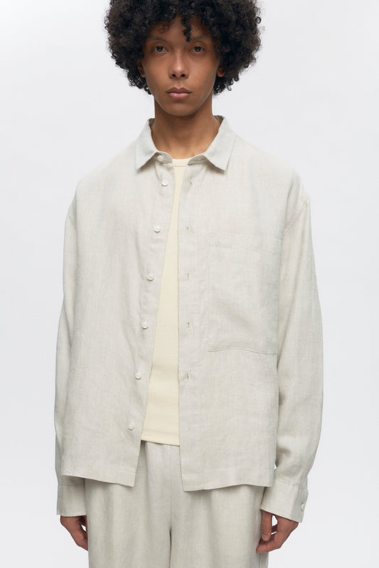 Cameron is 6 ft, a regular size M, and wearing size M.