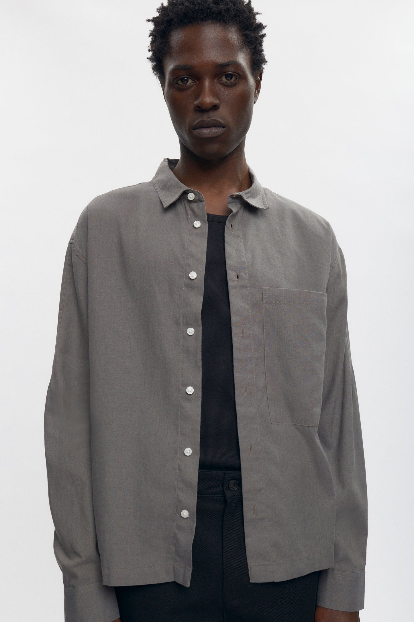 Jonathan is 6’2, a regular L and is wearing a L.