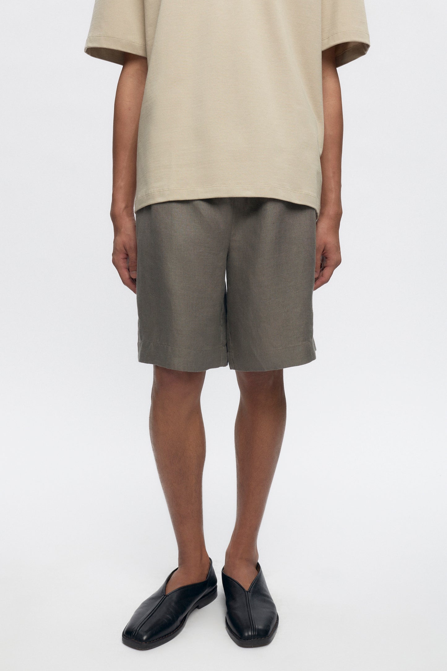 Cameron is 6ft, a regular size M, and wearing size M.