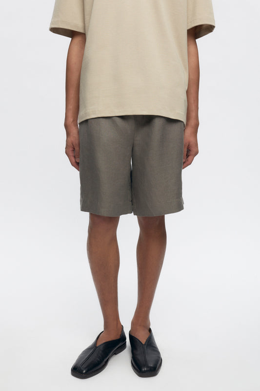 Cameron is 6ft, a regular size M, and wearing size M.